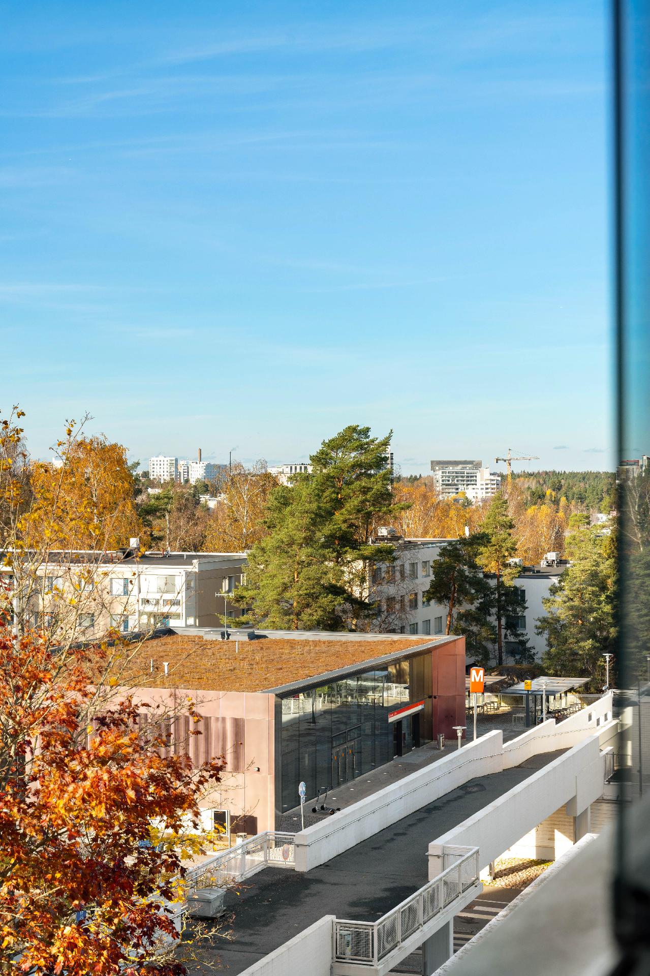 Näkymää parvekkeelta - metroasema ihan vieressä.
