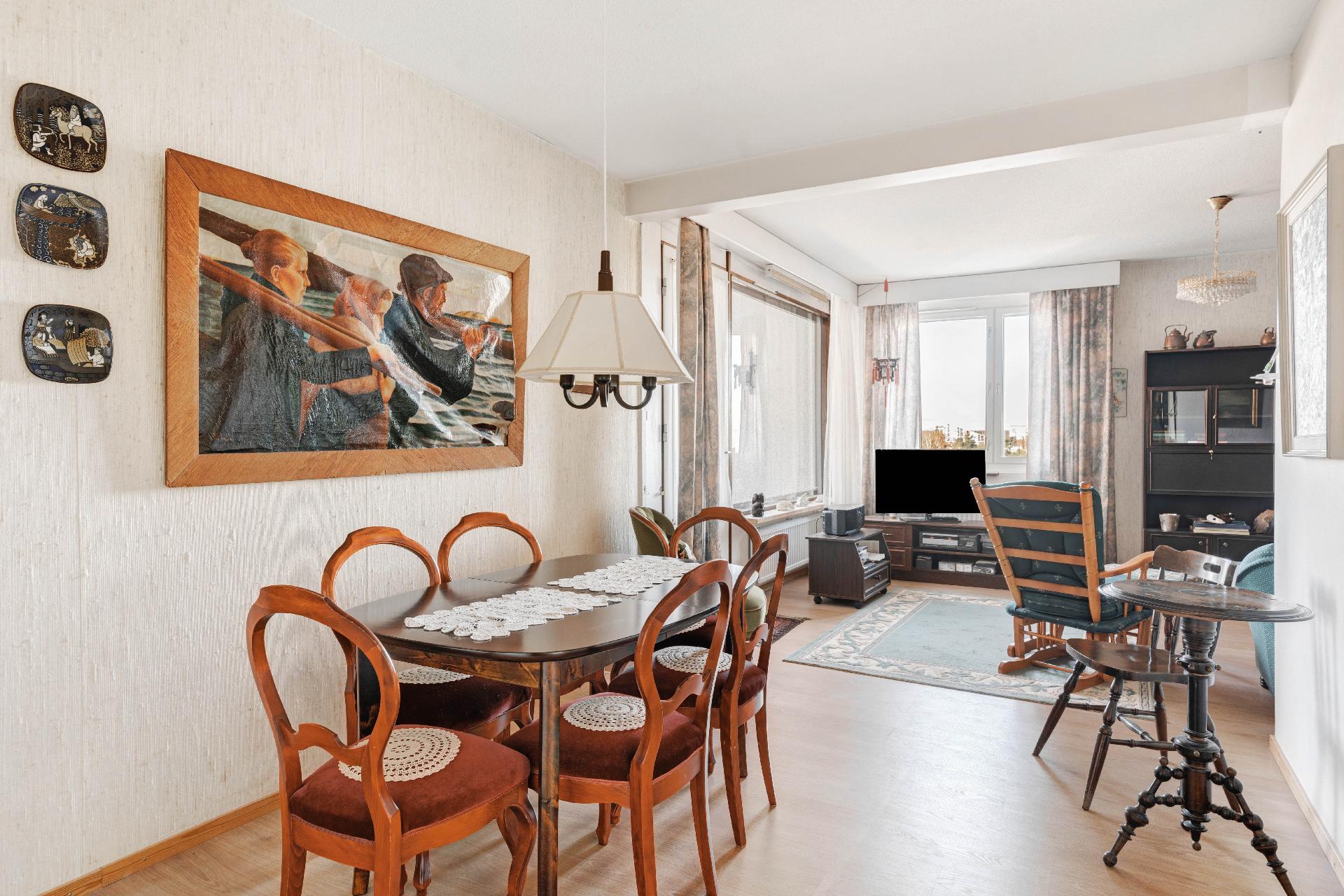 Ruokailutilan edessä olohuone