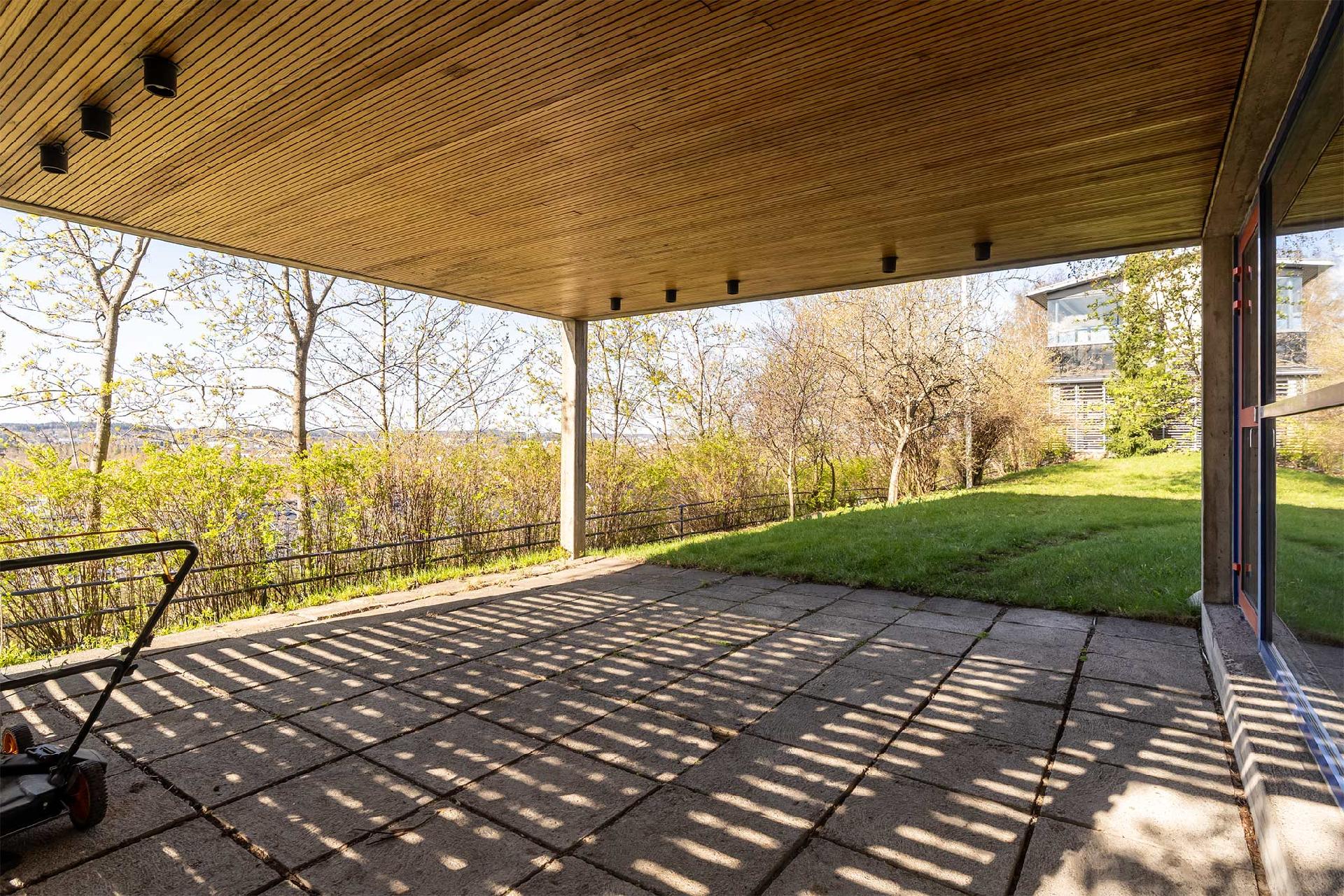 Toinen alapihan katetuista patioista