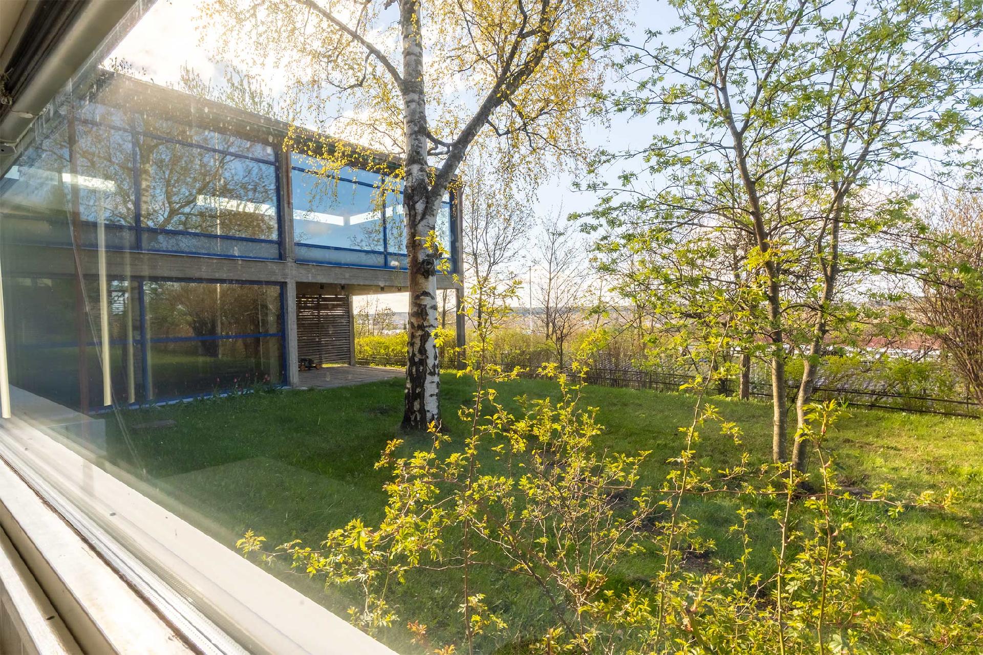 Näkymät keittiöstä pihamaalle