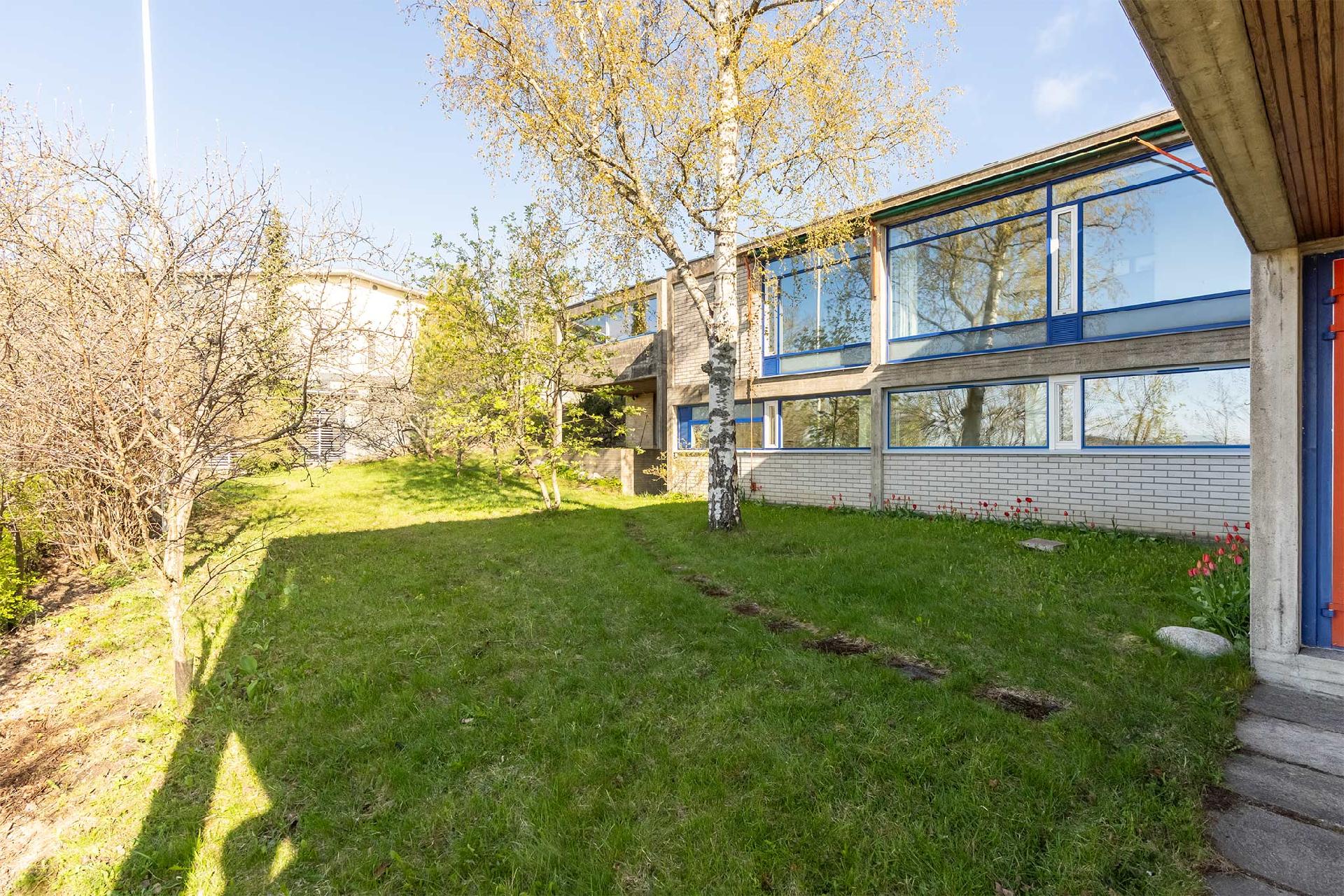 Tasainen nurmialue on suorastaan harvinaisuus tällä asuinalueella