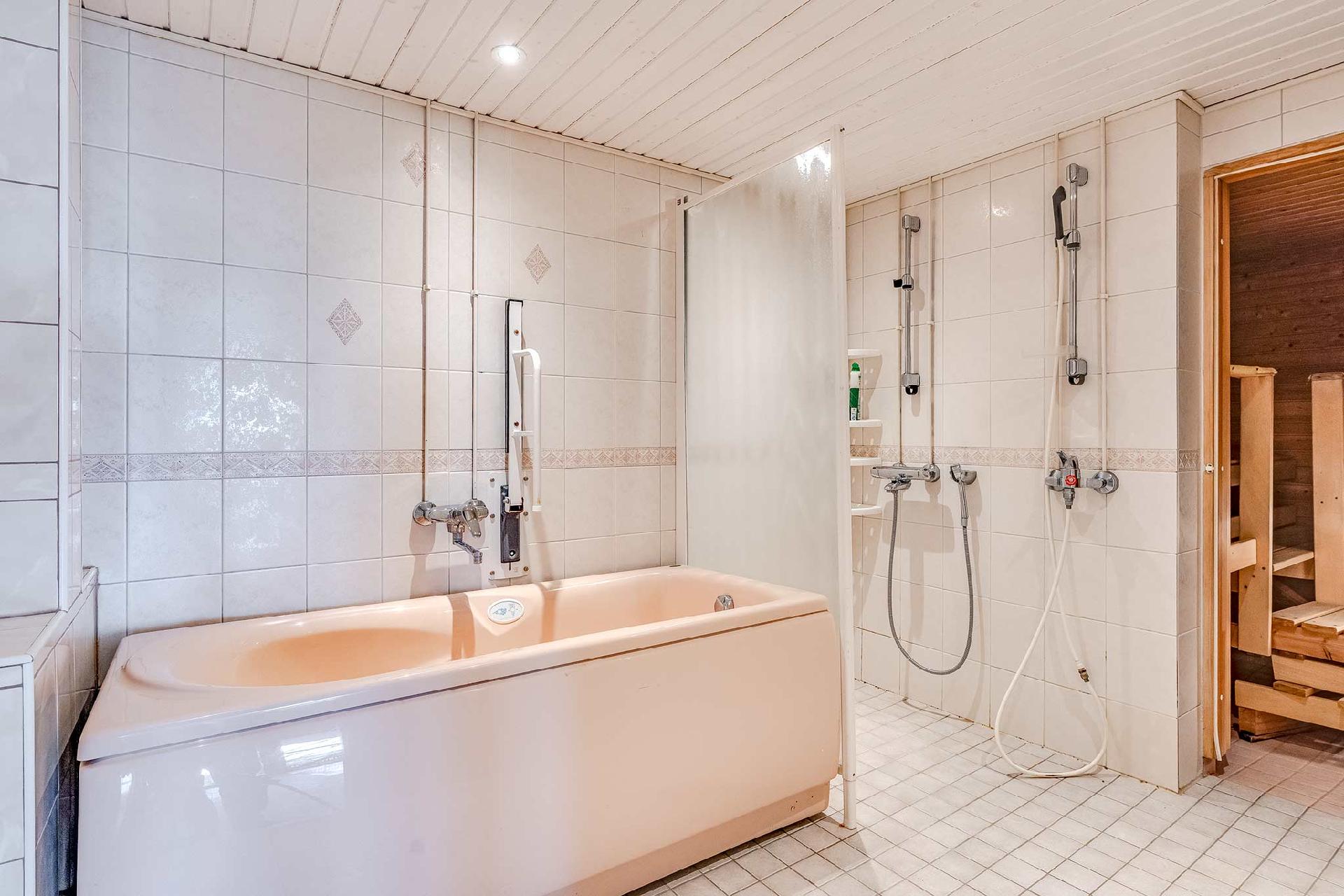 Saunaosastolla poreamme, parisuihkut ja sauna, makuulautein