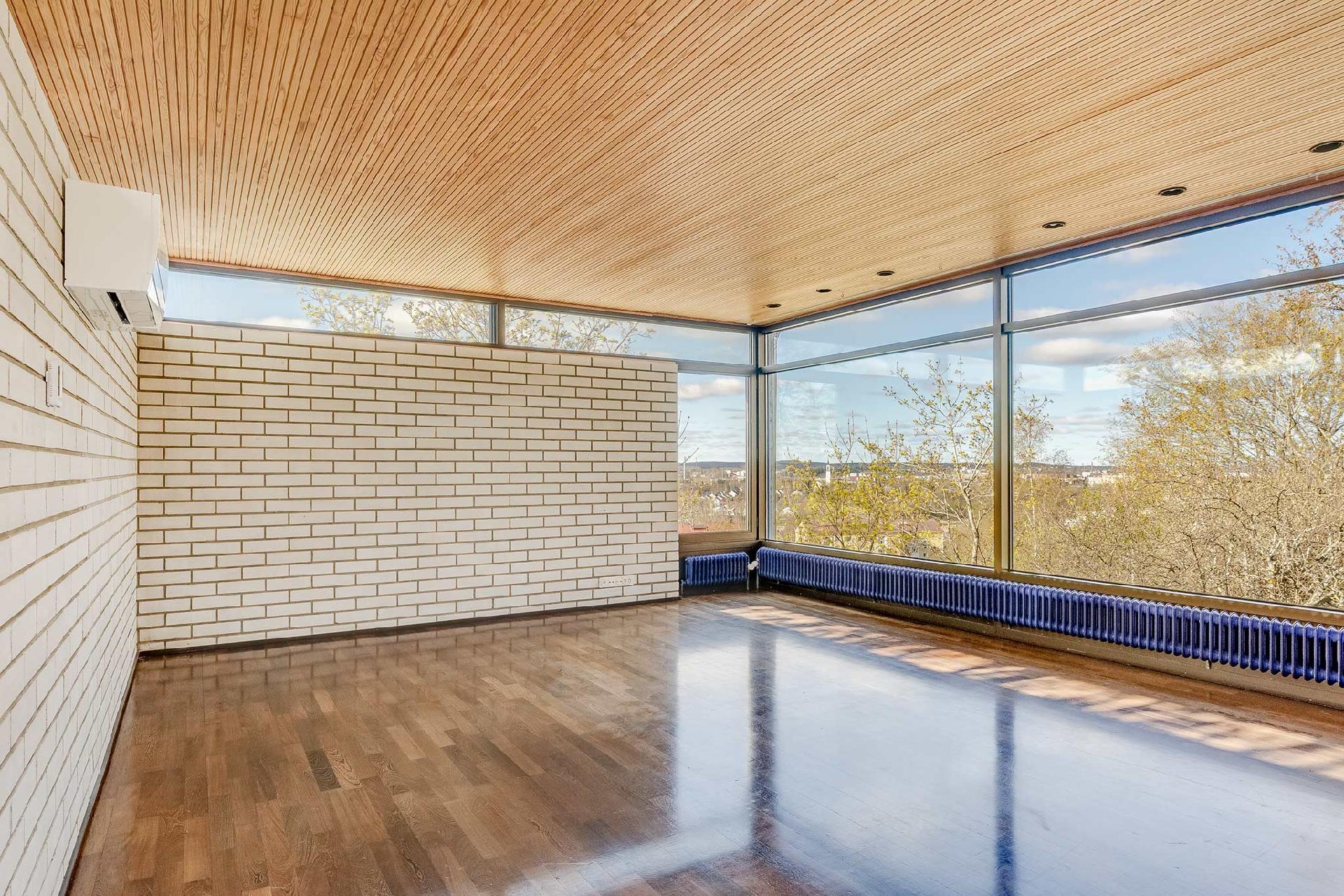 Tilat ovat todella väljiä ja valo pääsee tunkeutumaan sisään suurista ikkunoista