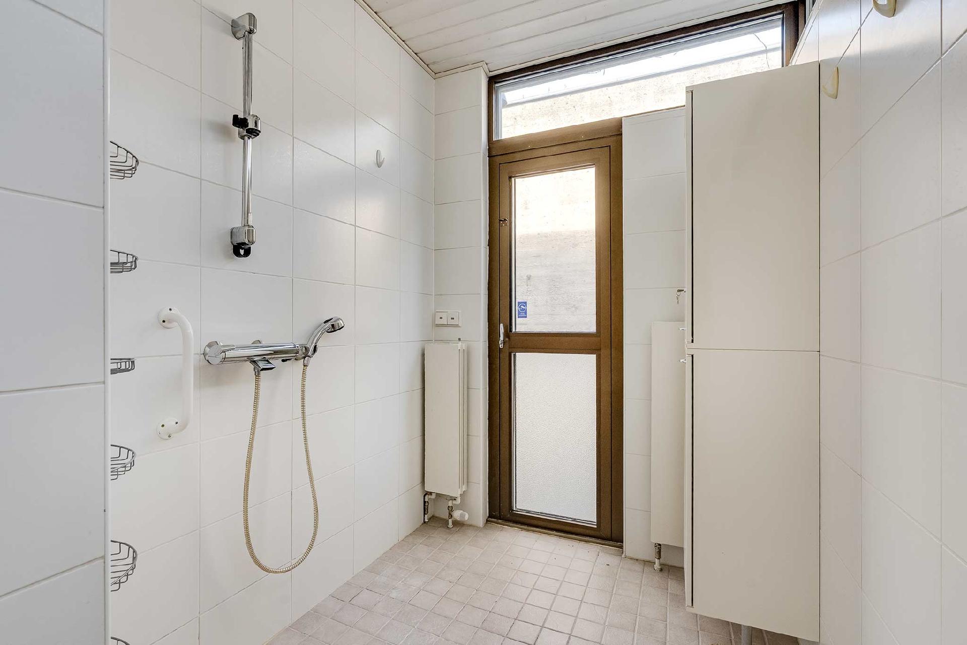 Kylpyhuoneesta käynti parvekkeelle. Tietenkin