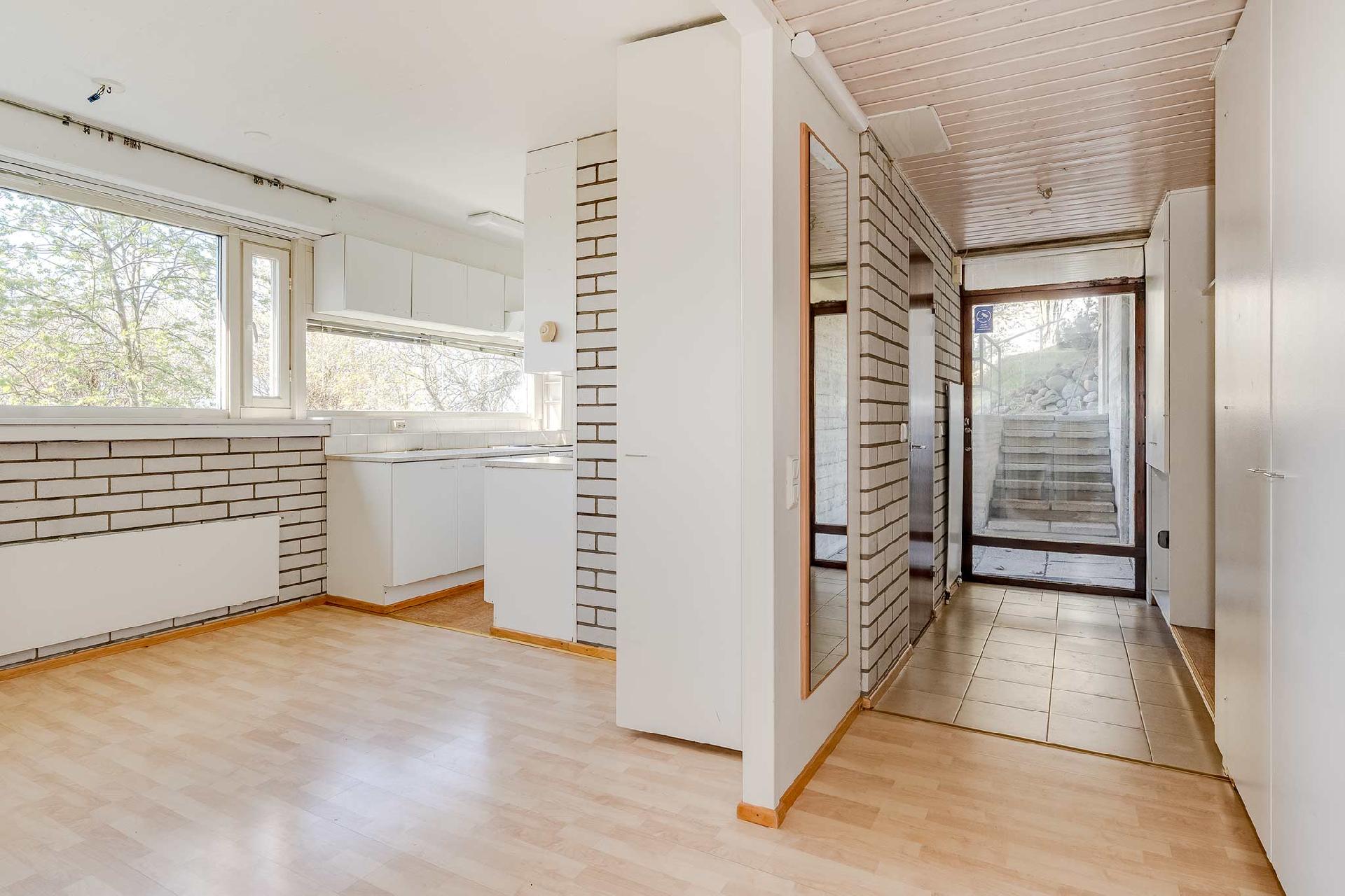 Erillinen kaksio. Huoneistot on helposti yhdistettävissä myös yhdeksi asunnoksi