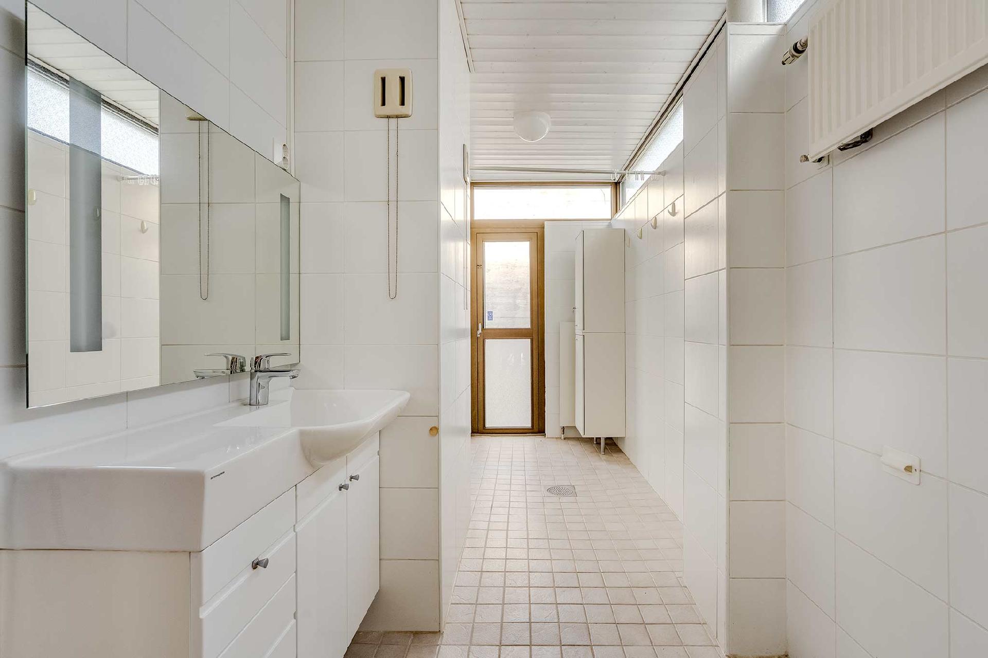 Kylpyhuone on remontoitu 2009. Remontin yhteydessä uusittiin myös koko talon viemäröinti