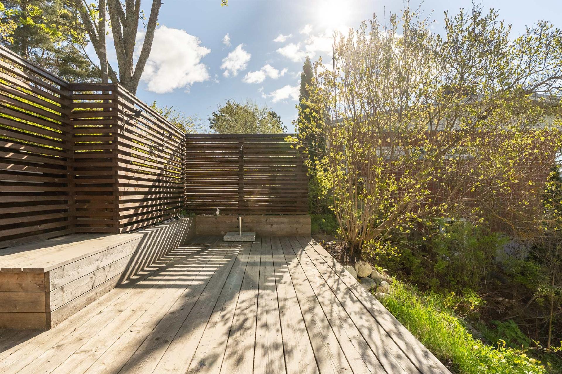 Yläpihan terassi on valmistettu lehtikuusesta