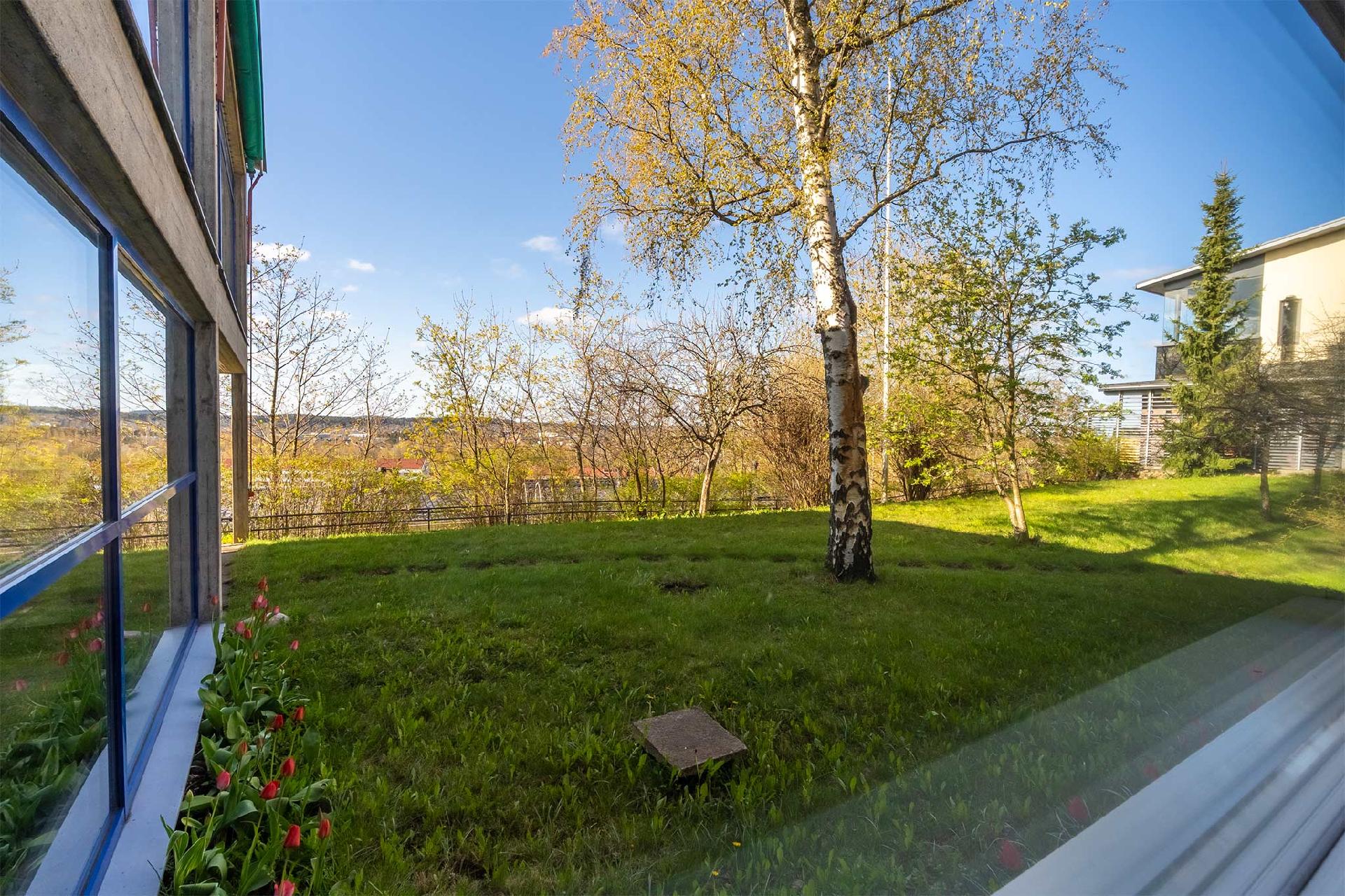 Näkymät makuuhuoneesta pihamaalle