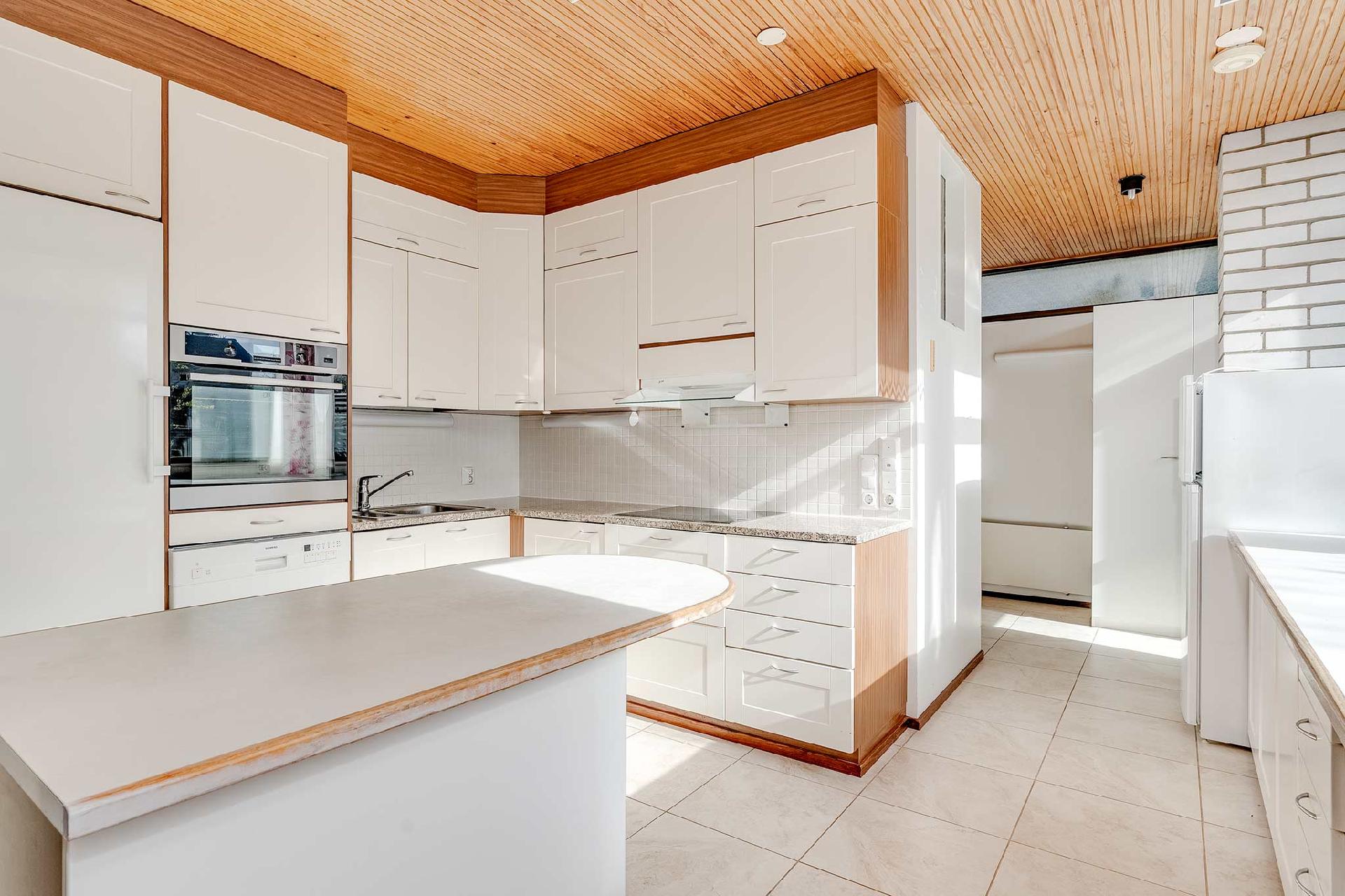 Keittiö on remontoitu vuonna 2012