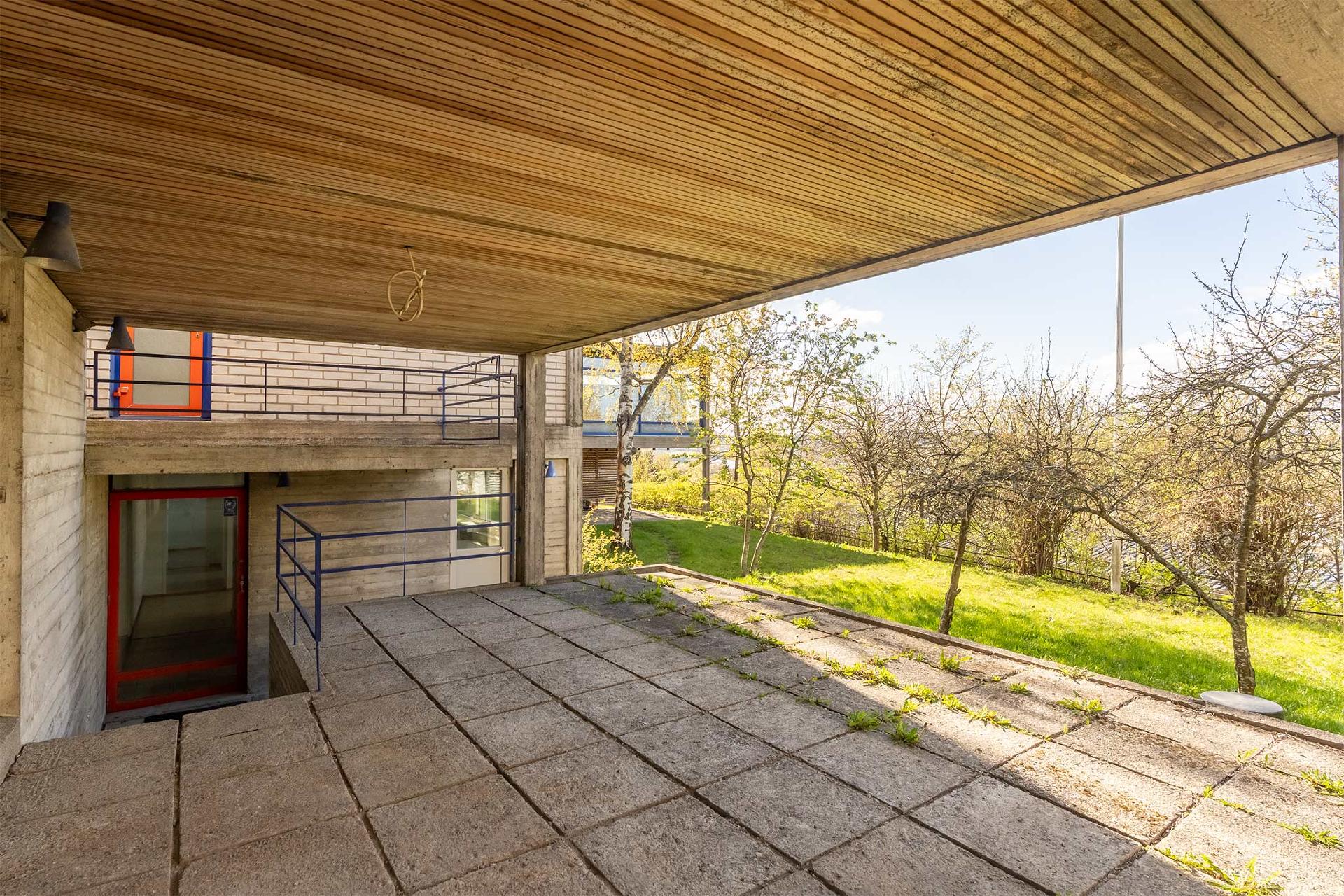 Länsipäädyn katettu patio