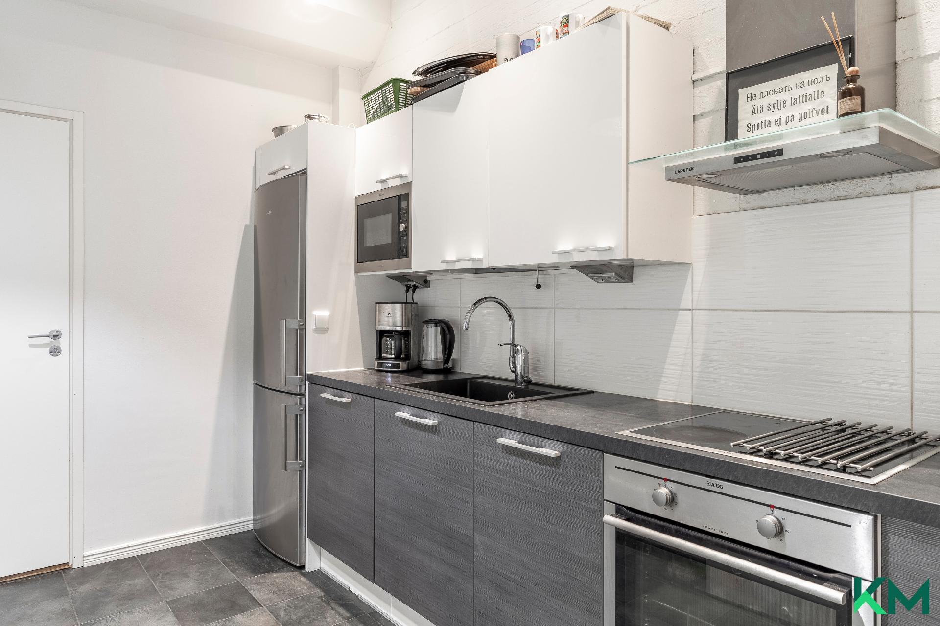 Hyvin varusteltu keittiö