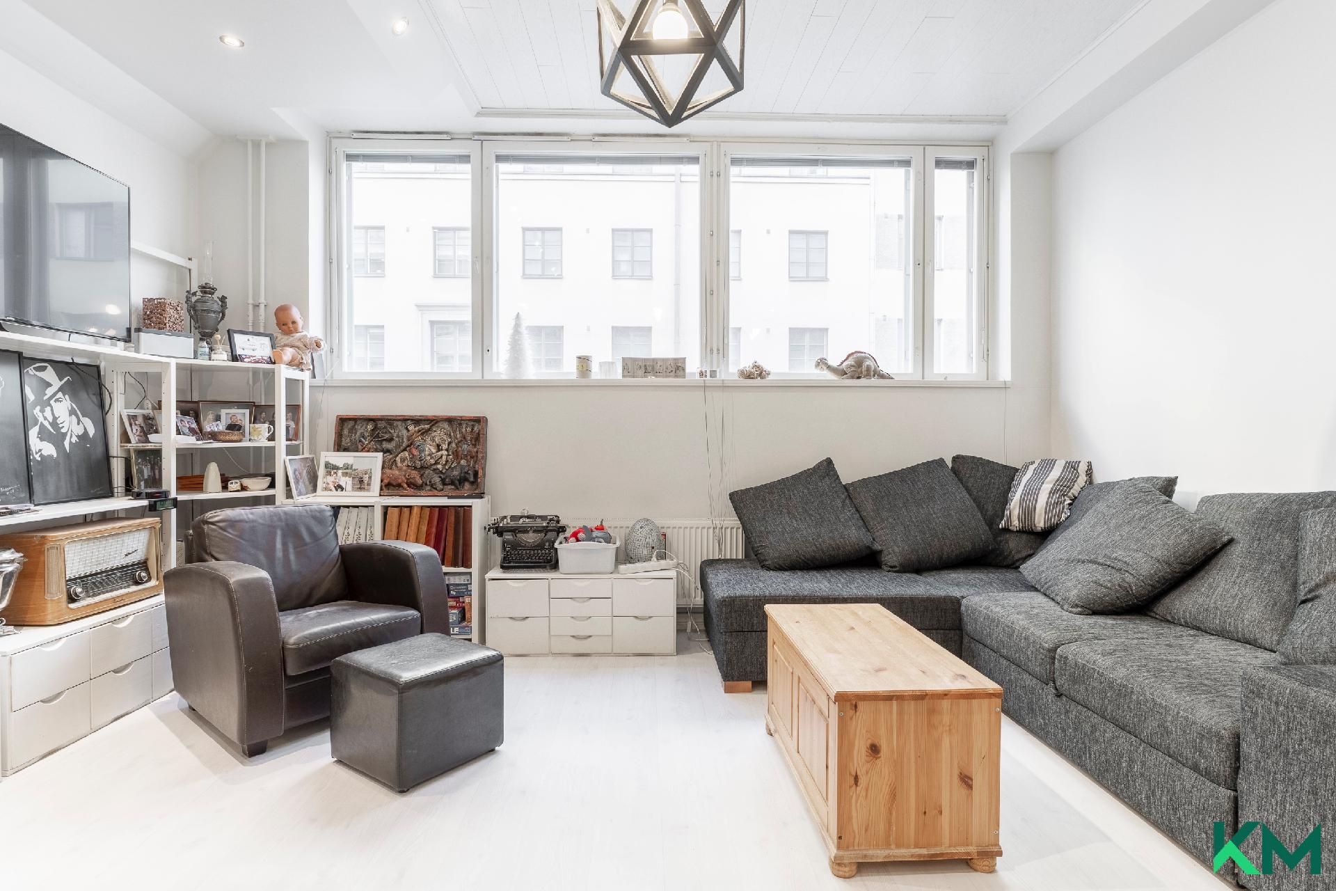 Olohuone ikkunoille päin