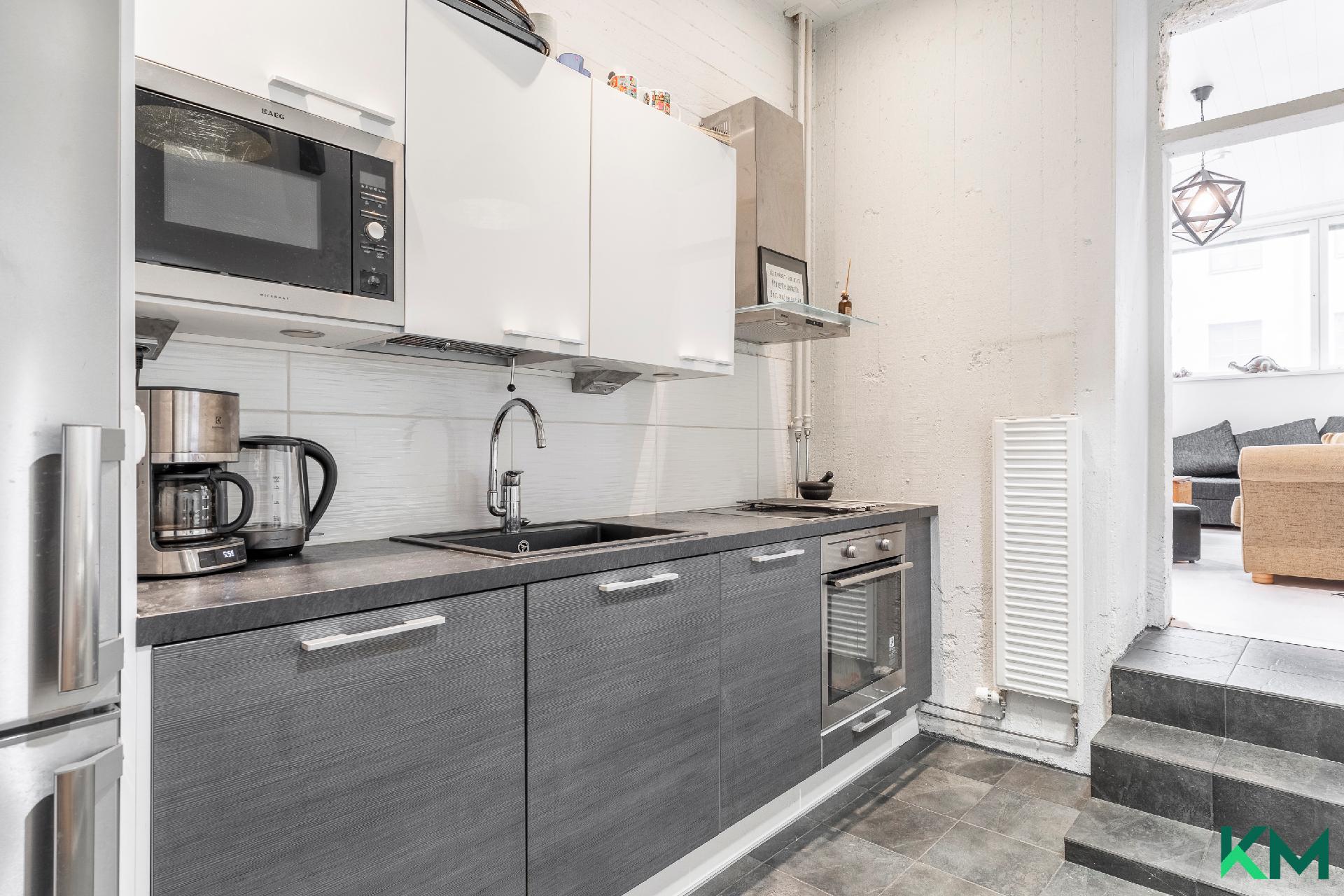 Keittiöstä käynti olo- ja kylpyhuoneeseen