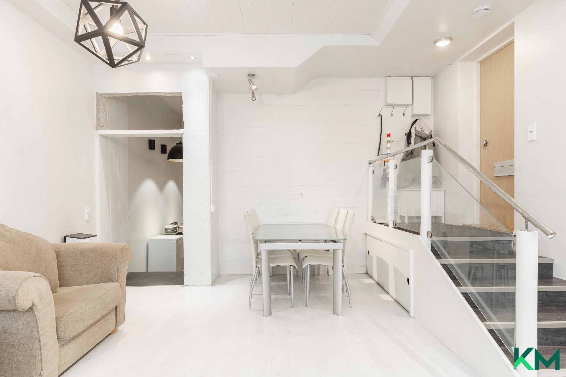 Olohuone ikkunoilta käynti keittiön kautta huoneiston muihin tiloihin