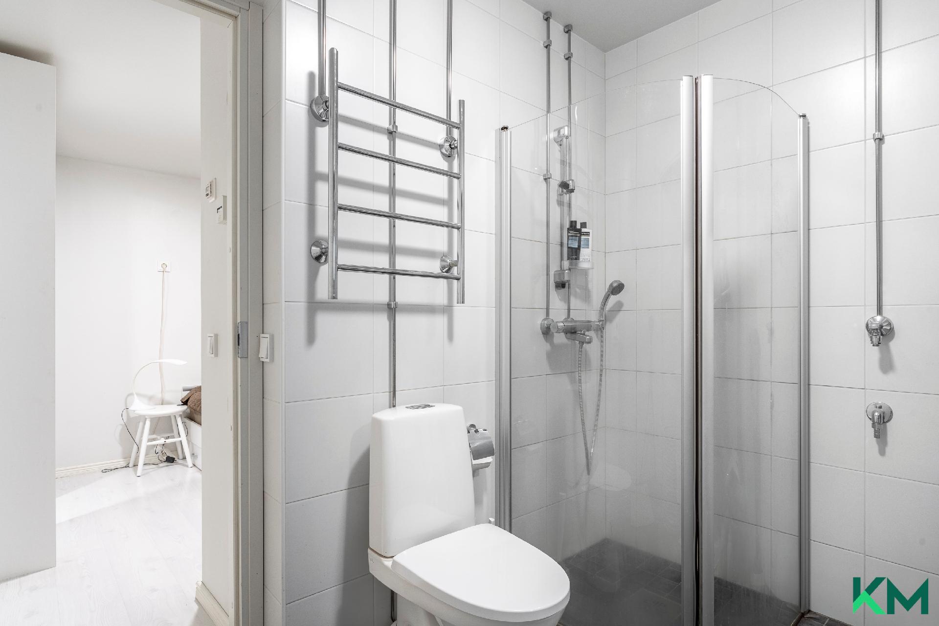 Kylpyhuoneeseen käynti makuutilasta ja keittiöstä