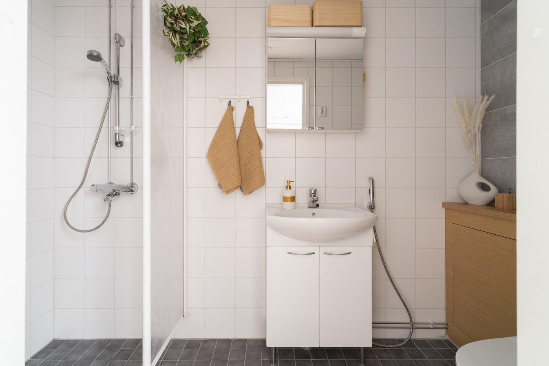 Yläkerran kylpyhuone