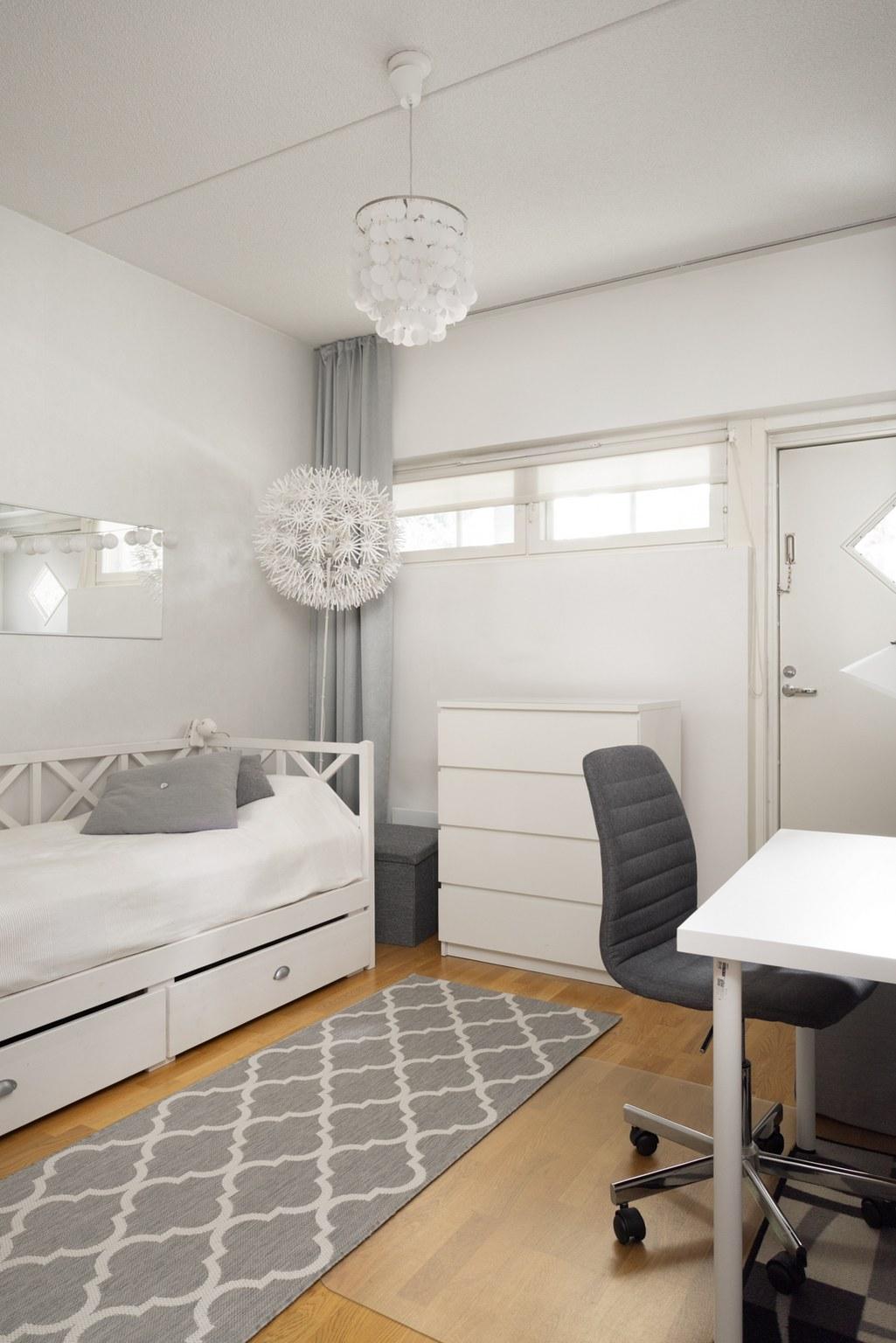 Toisesta alakerran huoneesta käynti ulos terassille