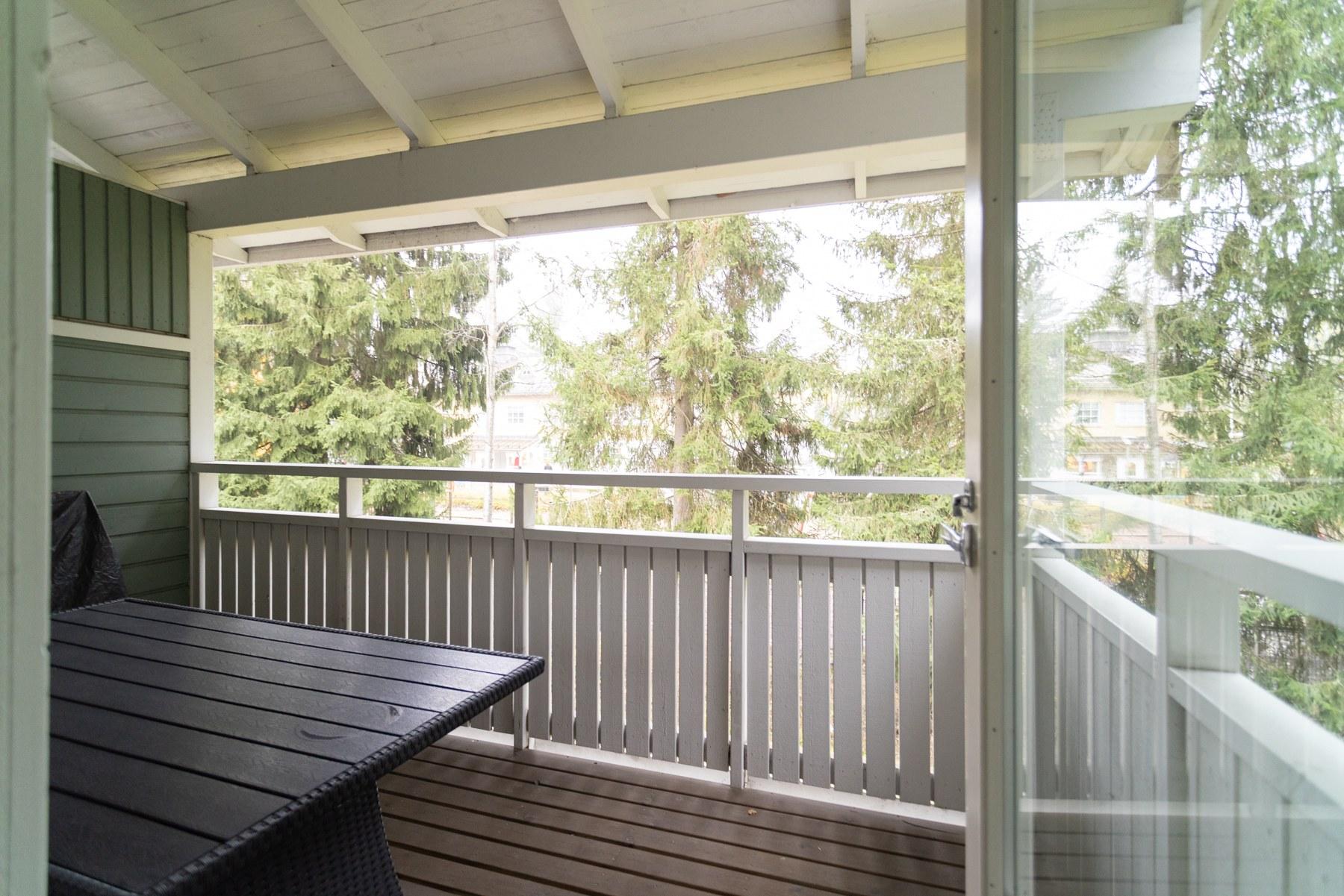 Olohuoneesta käynti parvekkeelle