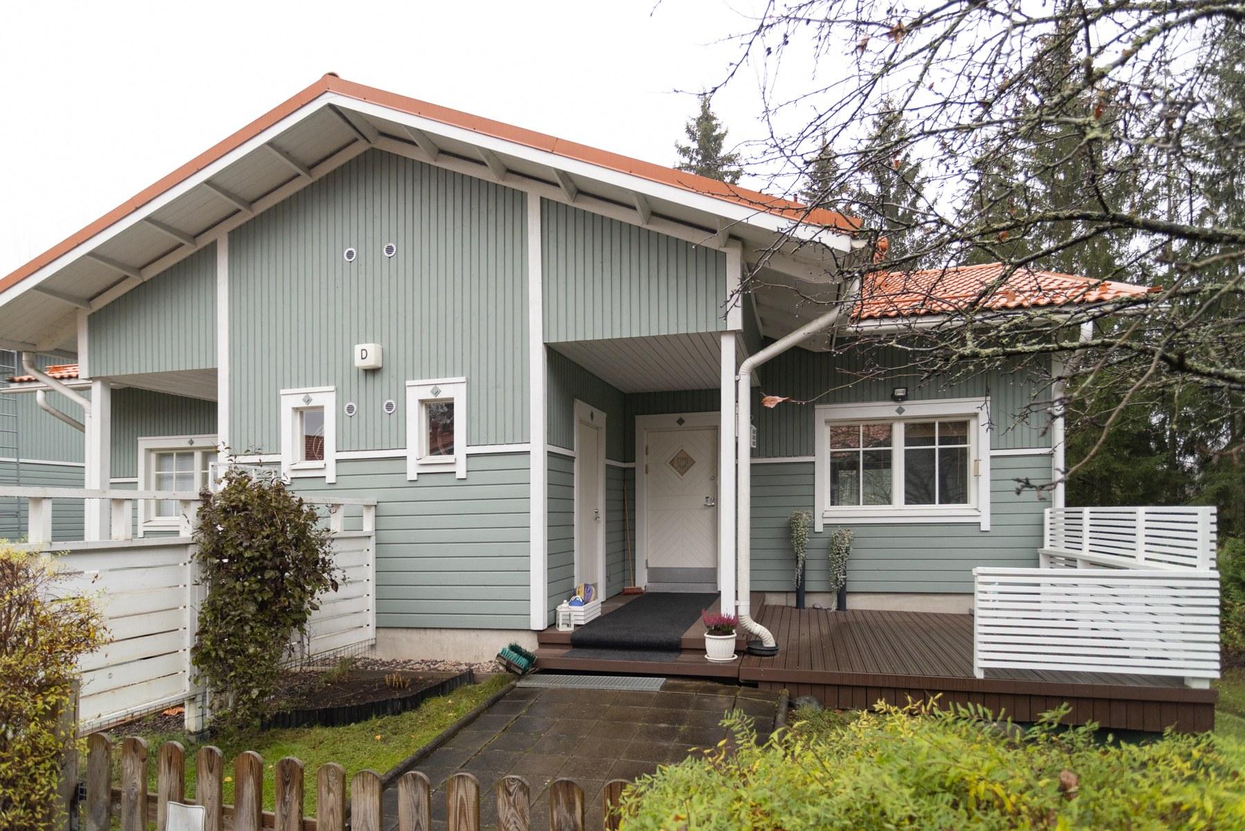 Sisäänkäynnin yhteydessä terassi ja ulkovarasto