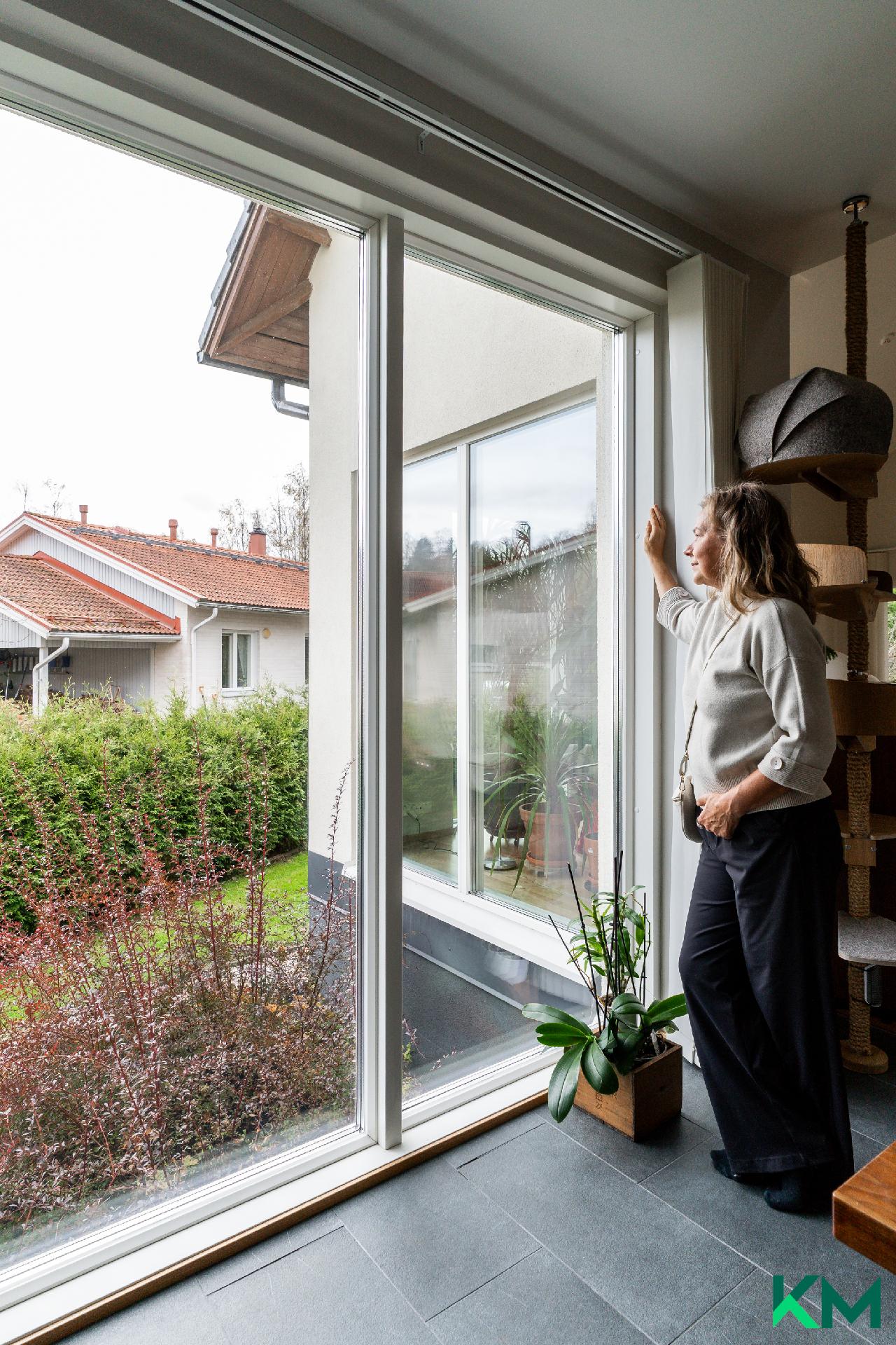 Talon ikkunnoiden sijoittelussa huomioitu, että ns. naapurista ei näy sisään.