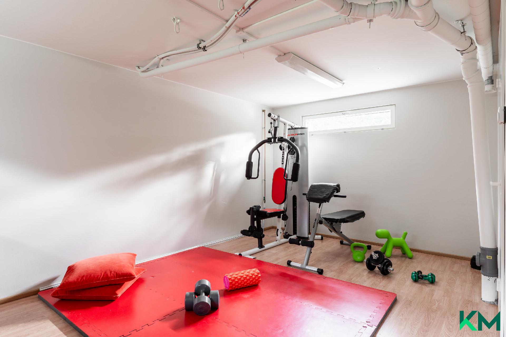 Varastohuone kuntoiluhuoneena, vieressä on iso lämmin sisävarasto