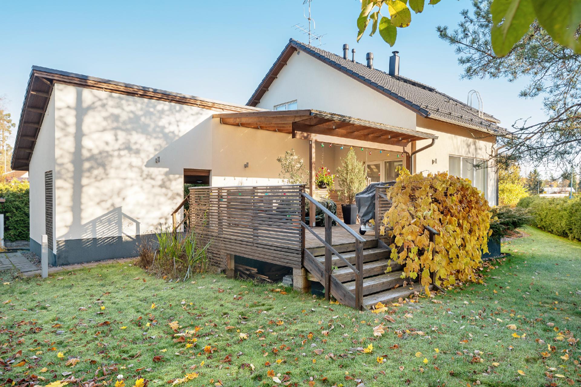 takapiha on etelän suuntainen