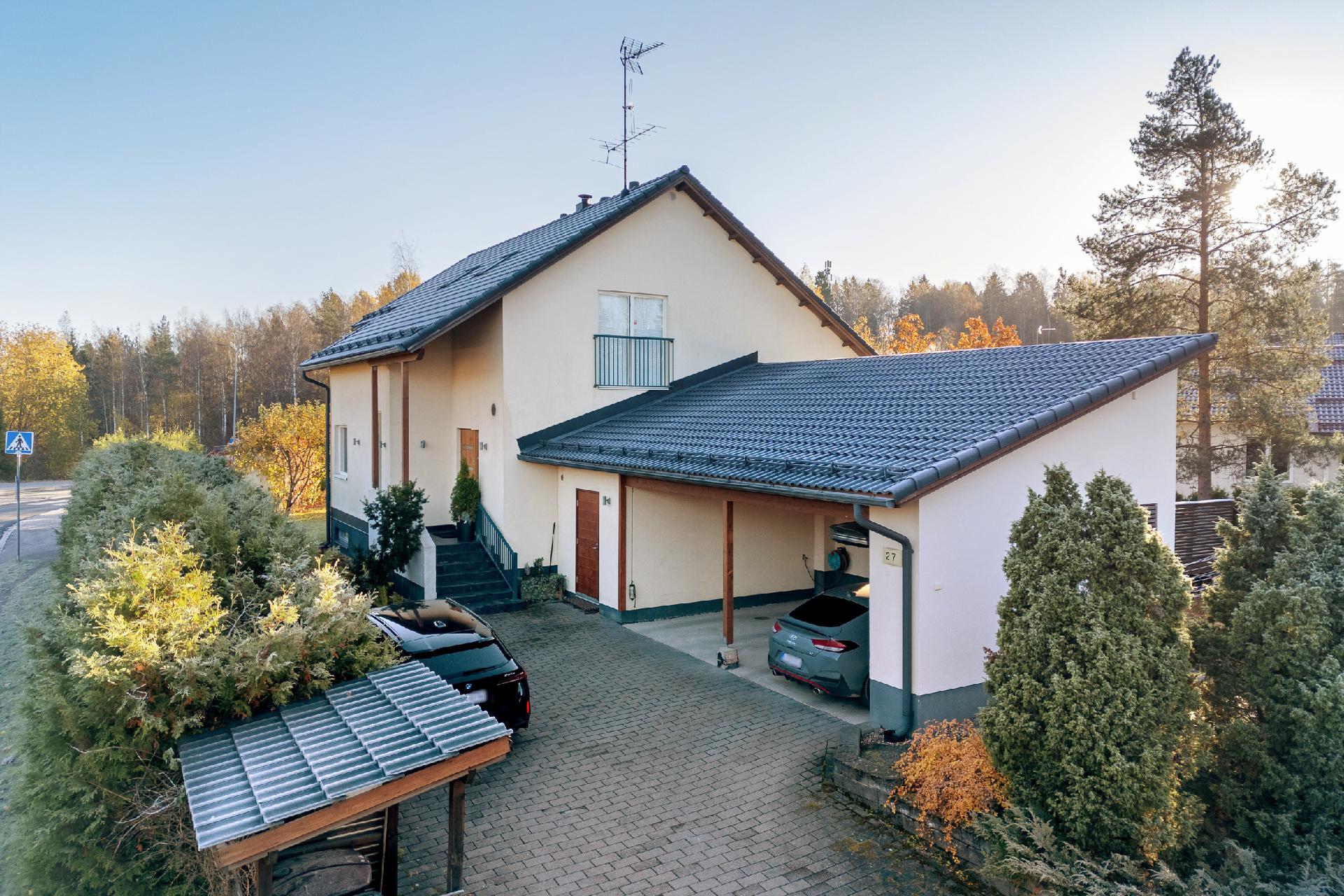 Pihaan mahtuu jopa 4 autoa