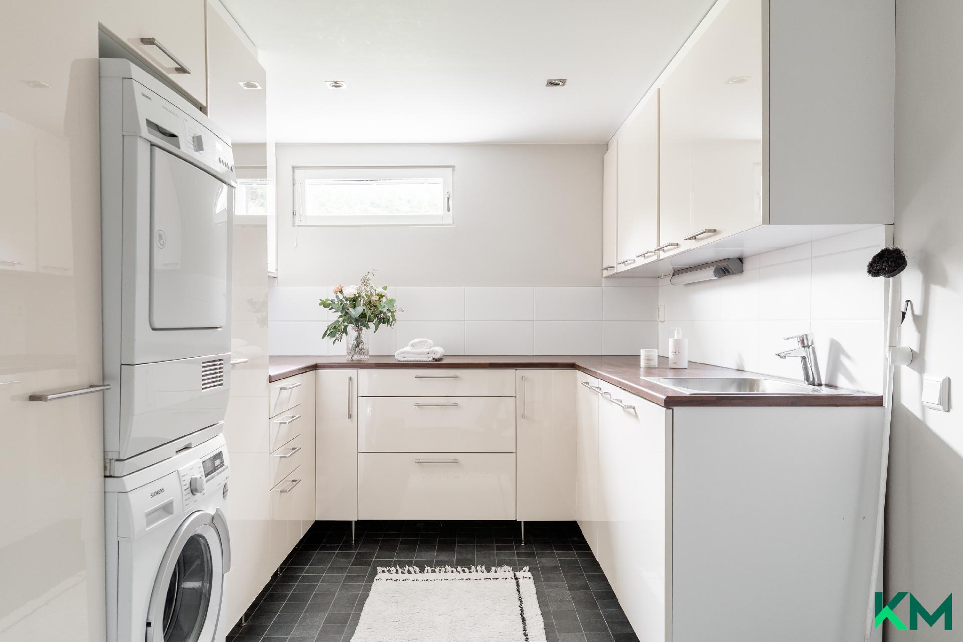 Kodinhoitohuoneesta käynti pihalle