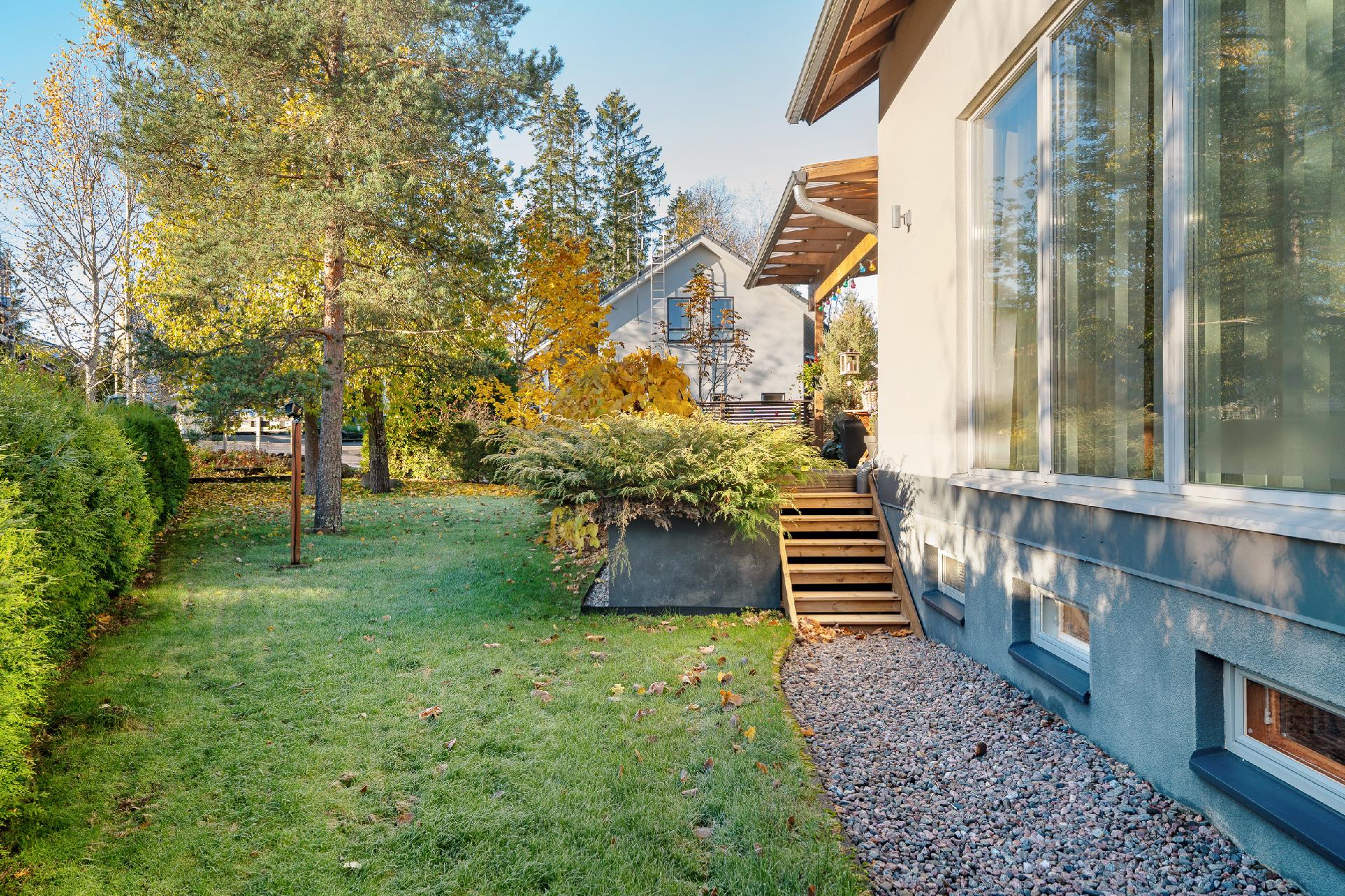 Terassilta käynti myös pihalle