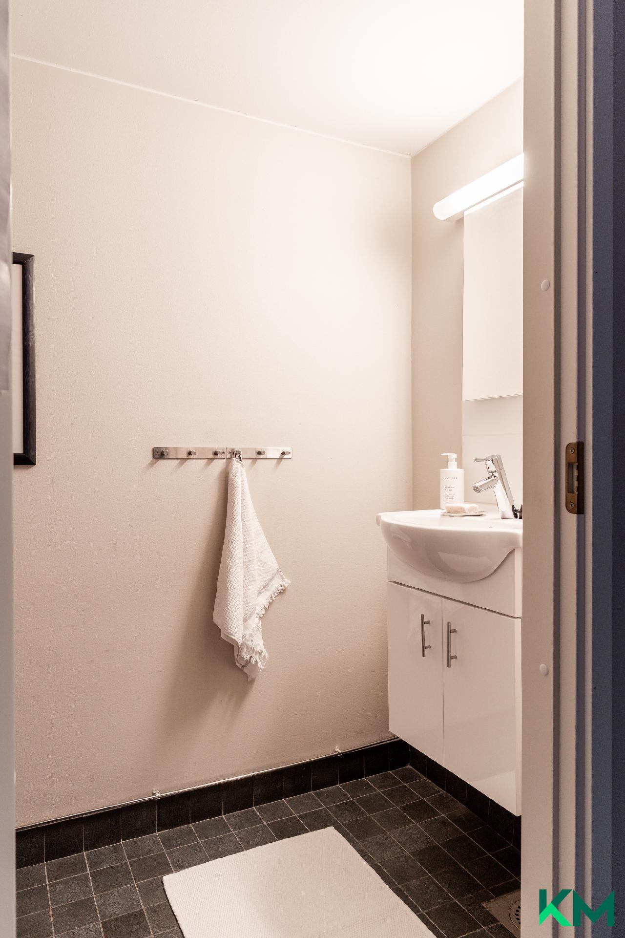 Saunaosaston vieressä erillinen wc