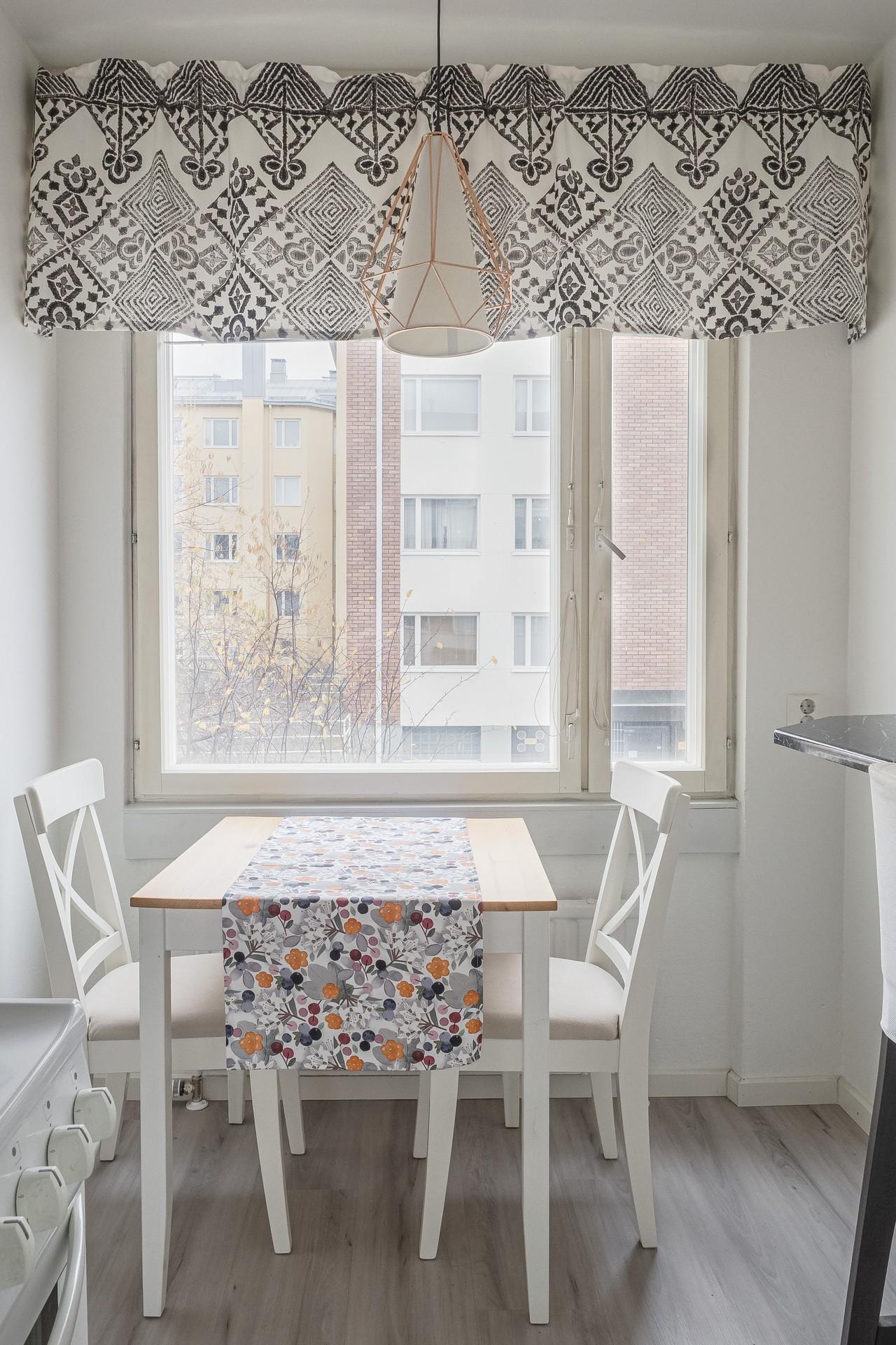 Kahden hengen pöytä mahtuu ikkunan ääreen