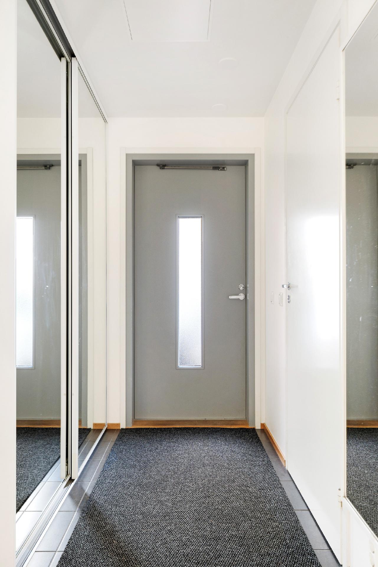 Eteisessä tilavat peilikaapit