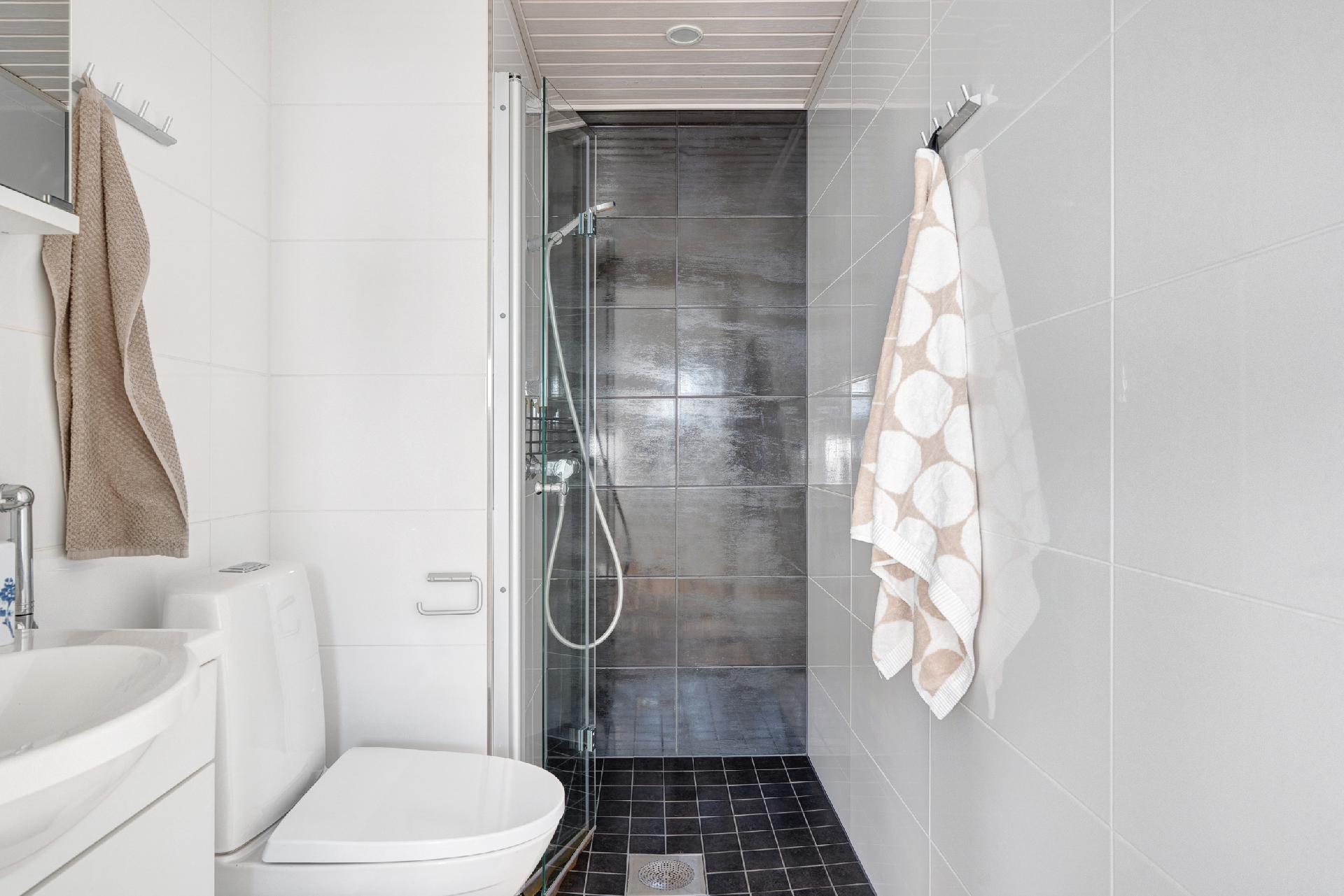 Yläkerran kylpyhuone