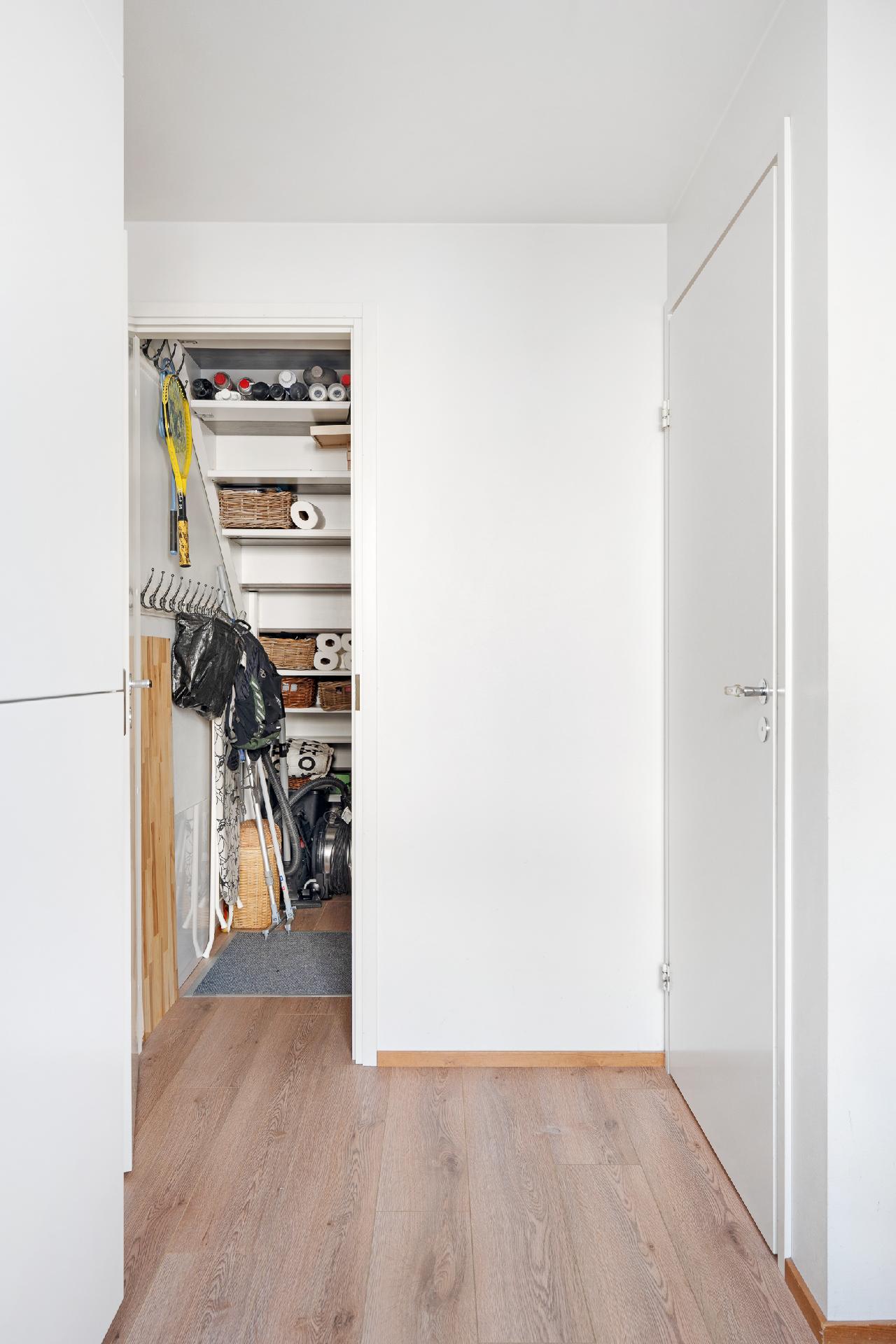 Portaiden alla säilytystilaa