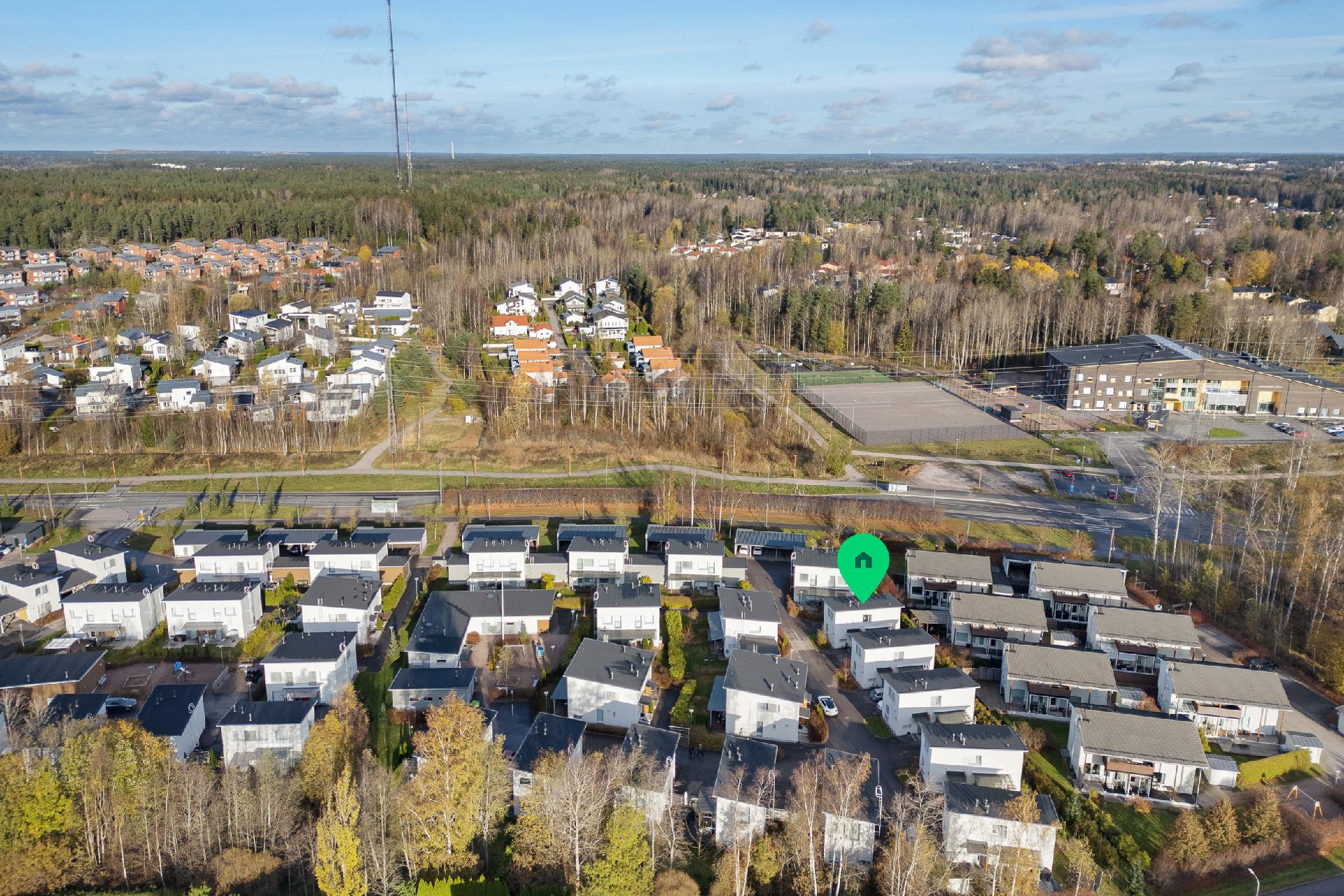 Koulu ja keskuspuisto taustalla