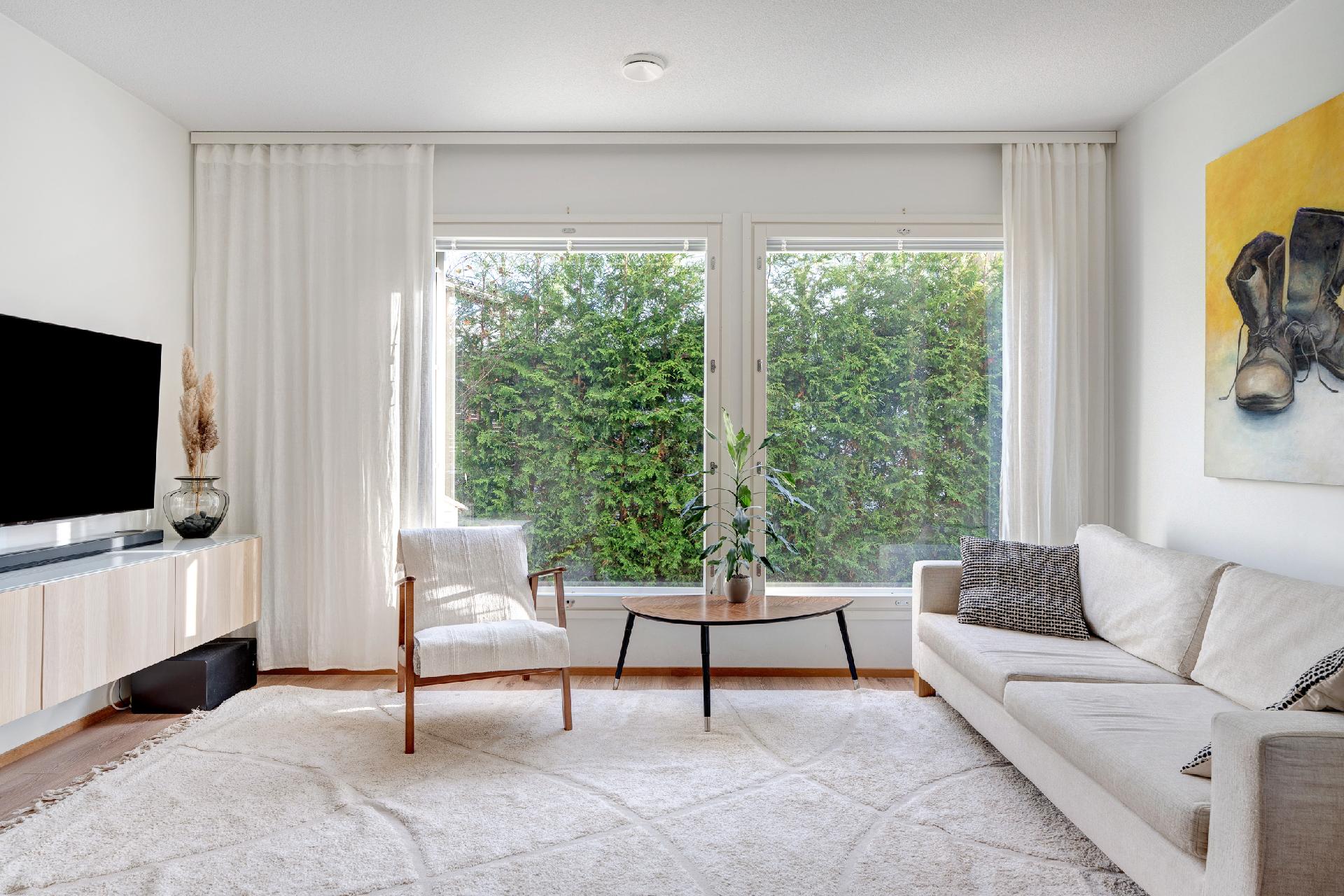 Olohuoneesta vihreät näkymät ympäri vuoden