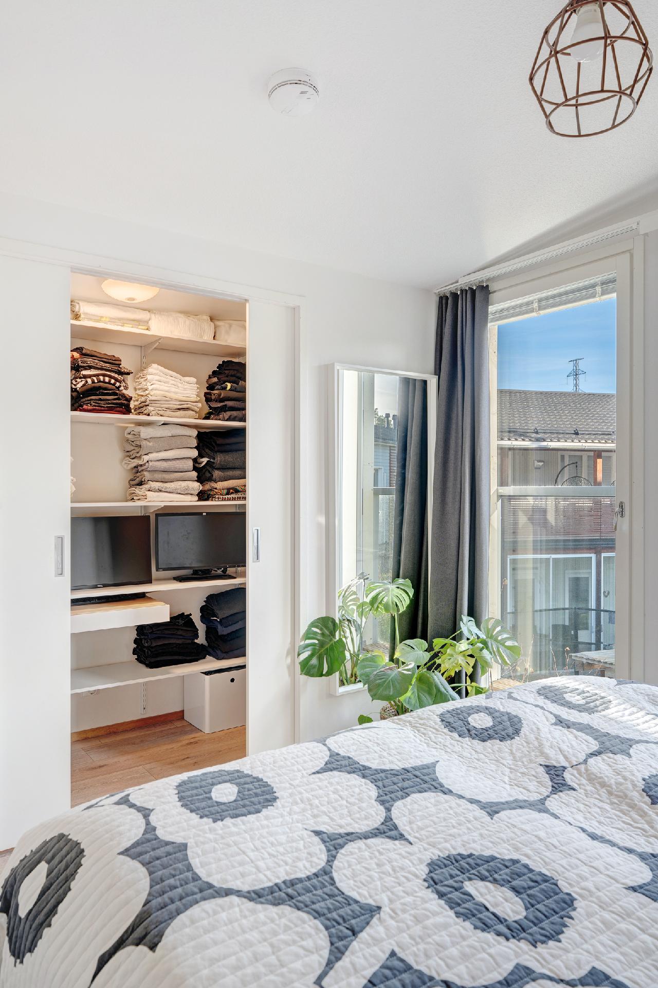 Myös vaatehuone löytyy