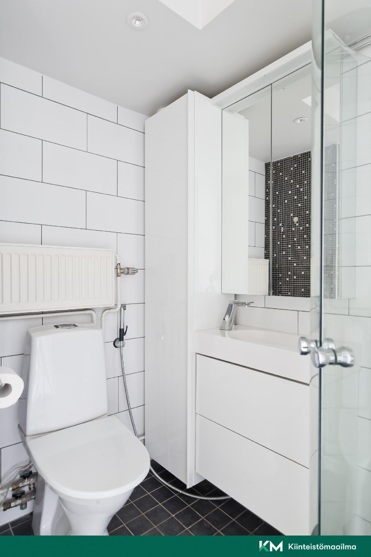 Kylpyhuoneen yhteydessä oleva wc