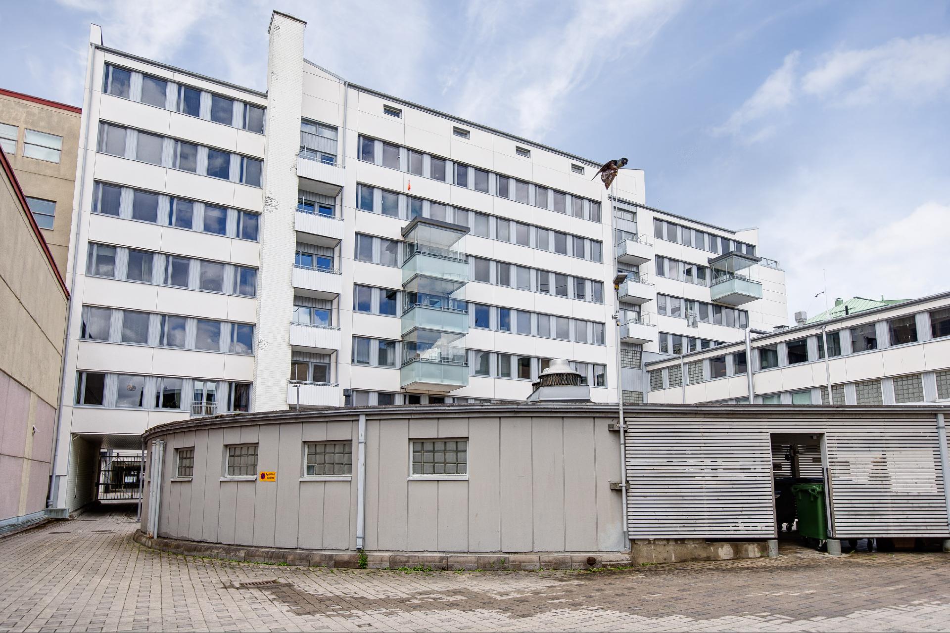 Sisäpihalta kulku autohalliin