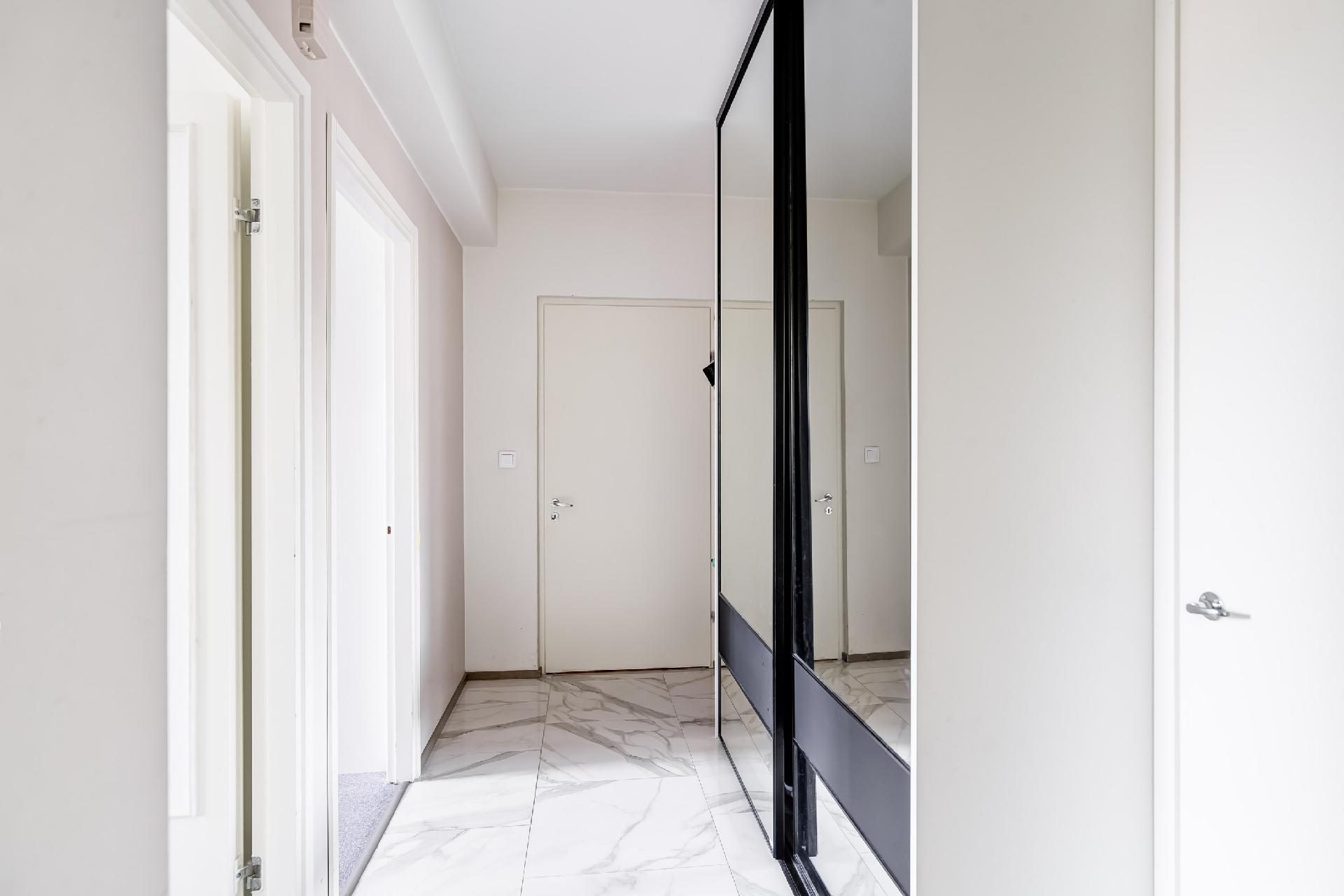 Eteisessä kiinteät kaapit