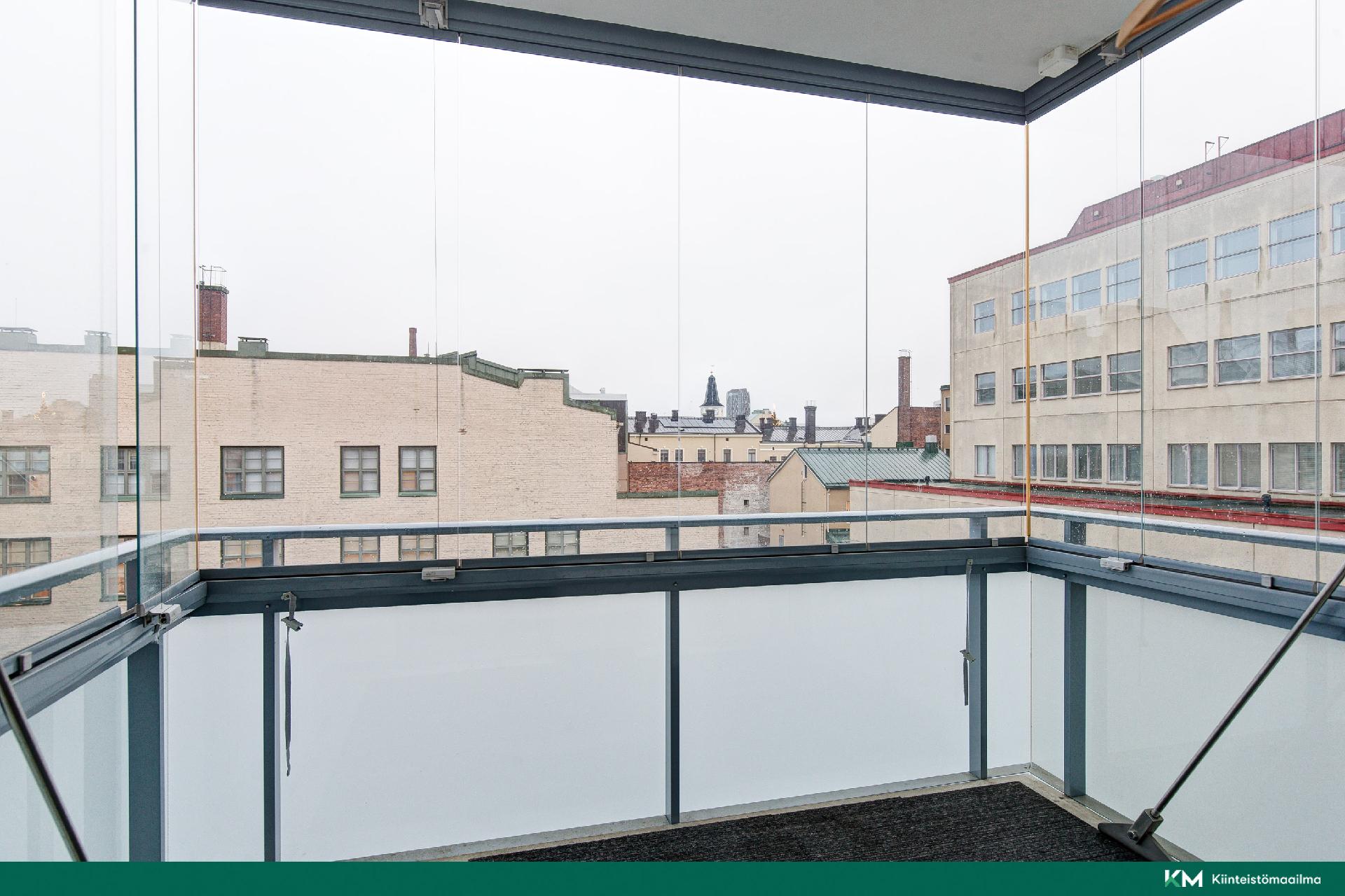 Lasitettu parveke sisäpihalle päin