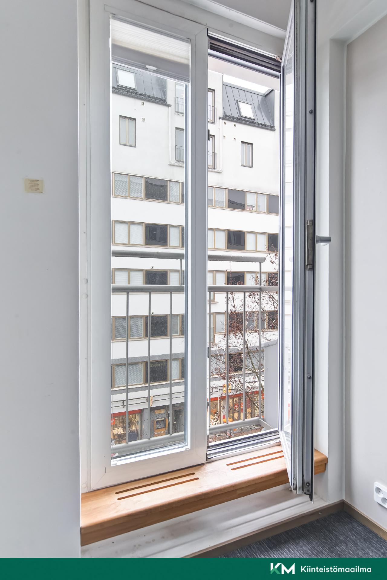 Ranskalainen parveke kadun puolelle