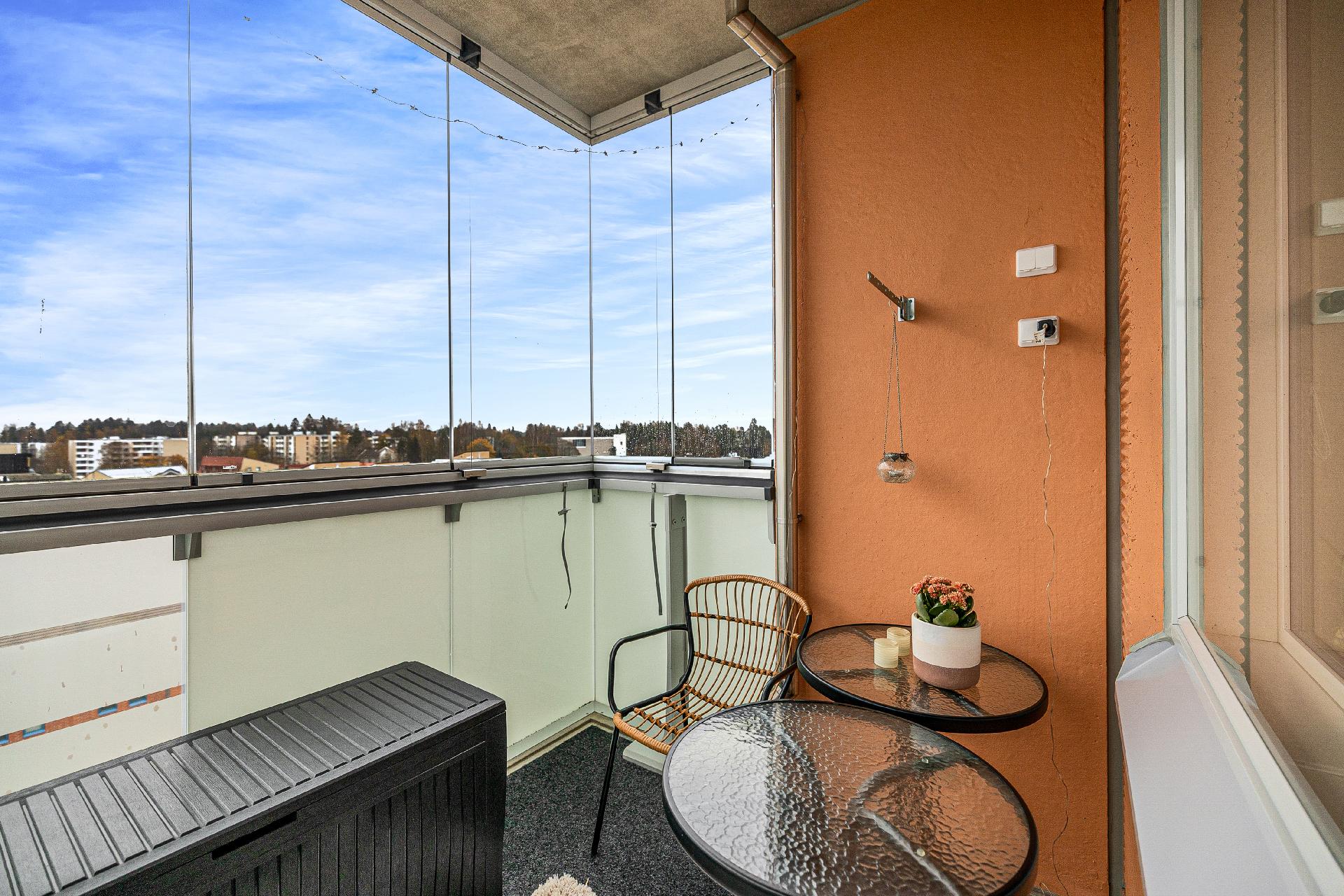 Tilava parveke tuo lisätilaa.