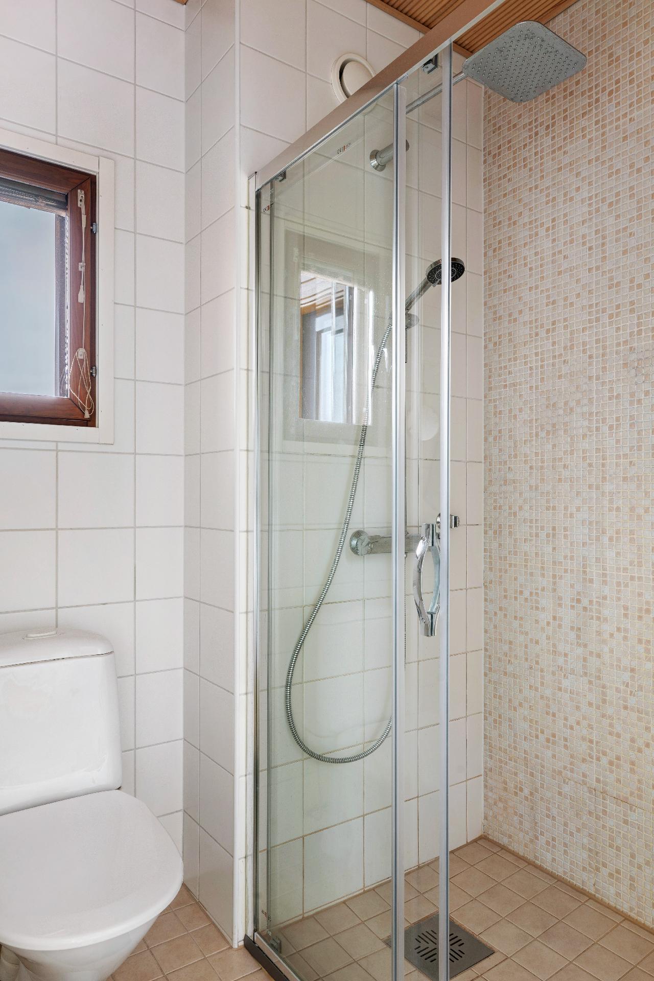 Yläkerran kylpyhuone