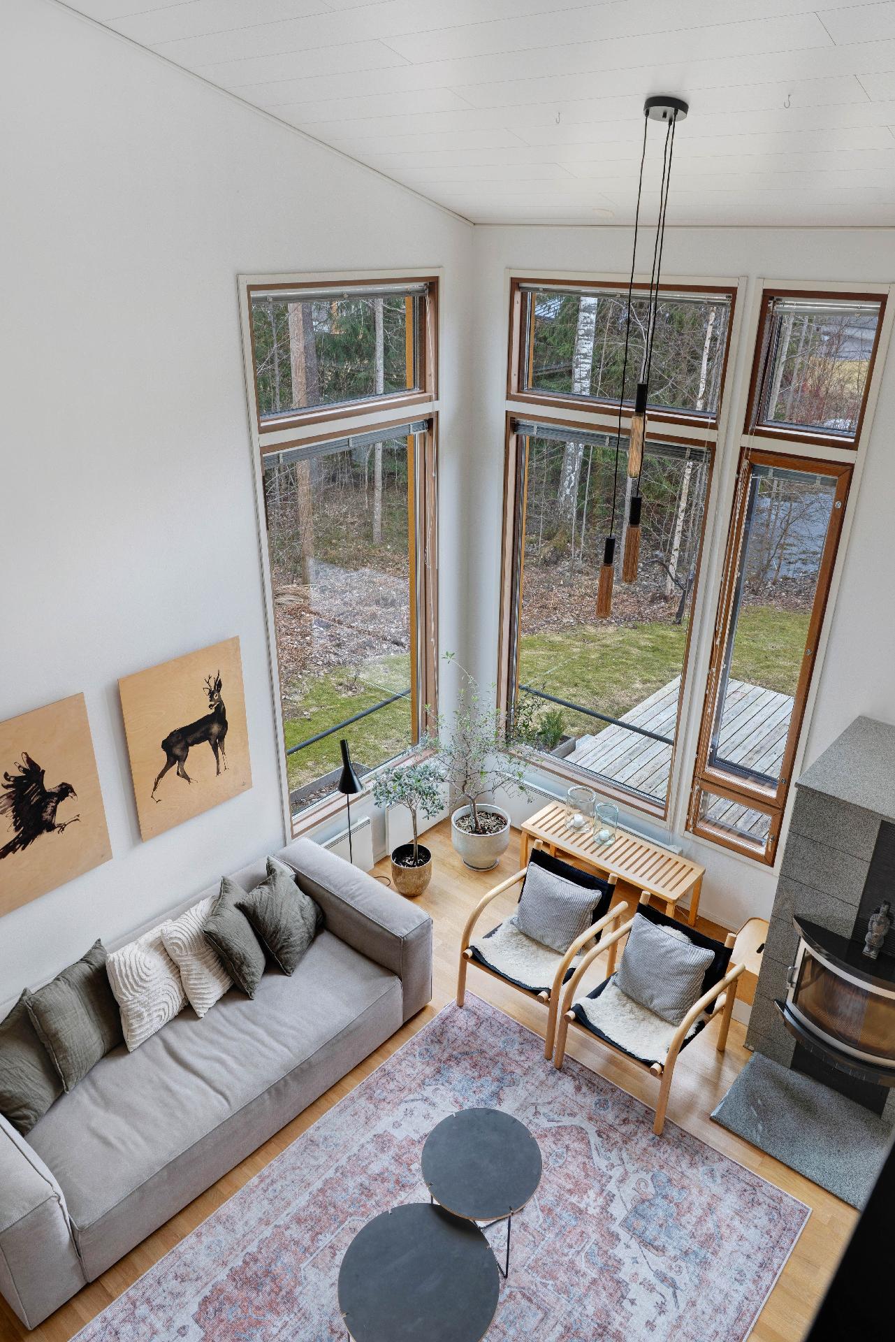 Näkymät yläkerran aulasta