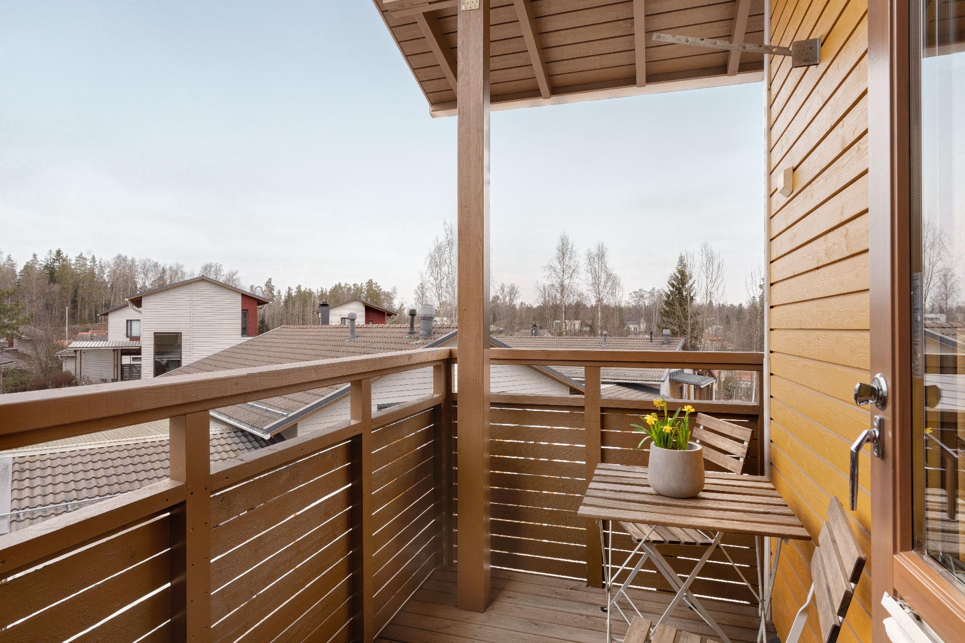 Päämakuuhuoneesta käynti parvekkeelle