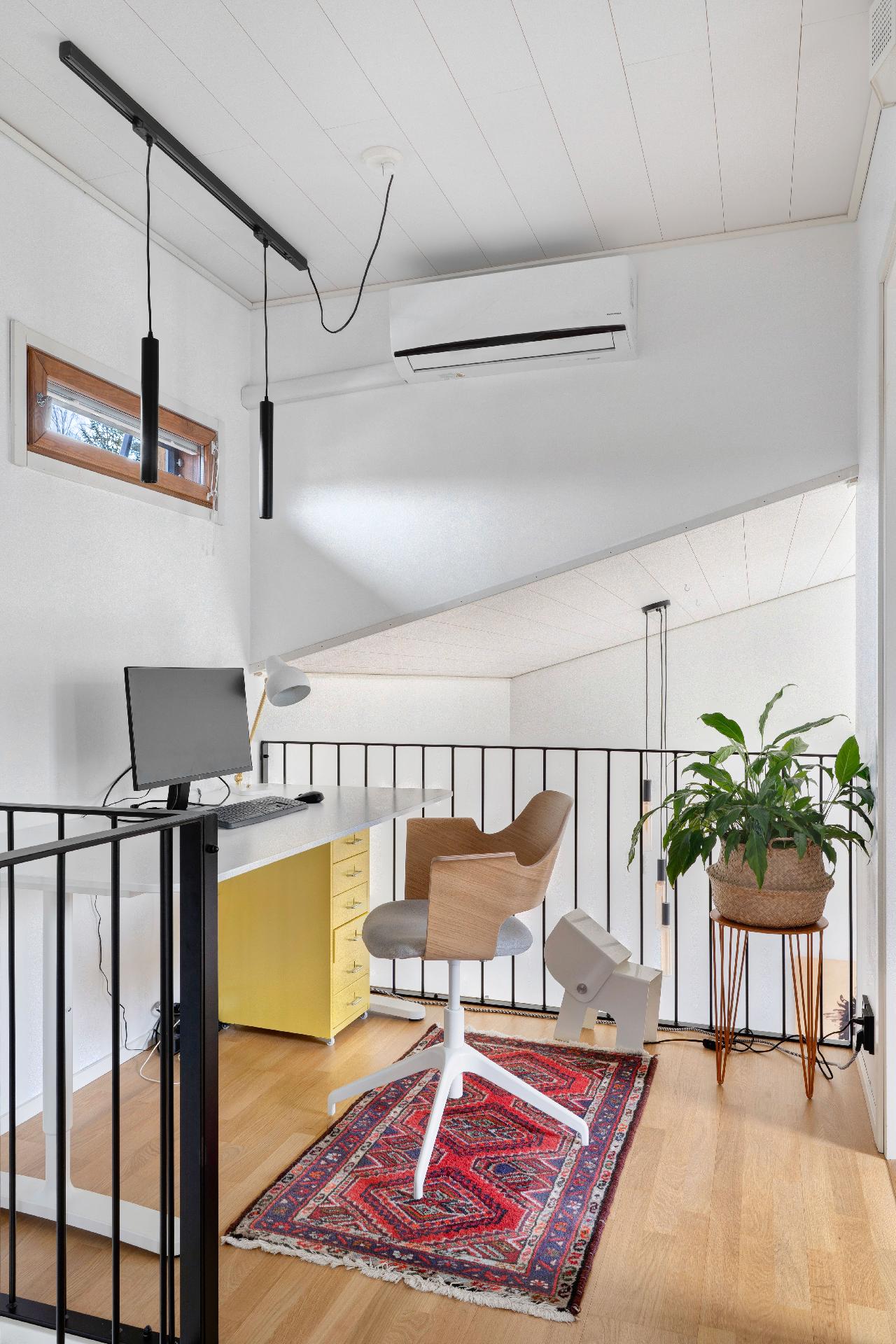 Yläkerran aulassa tilaa esim. työpisteelle