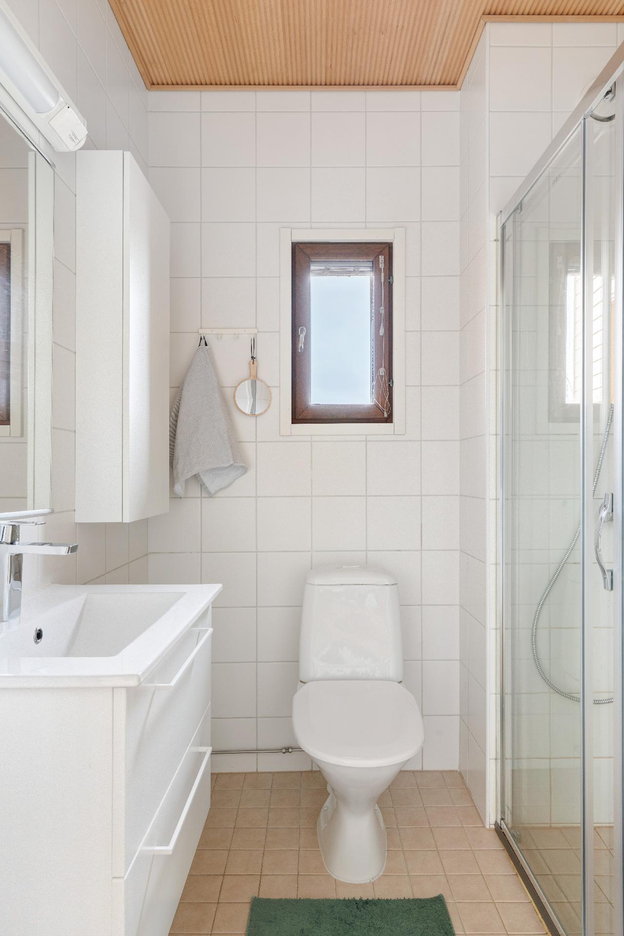 Yläkerran kylpyhuone