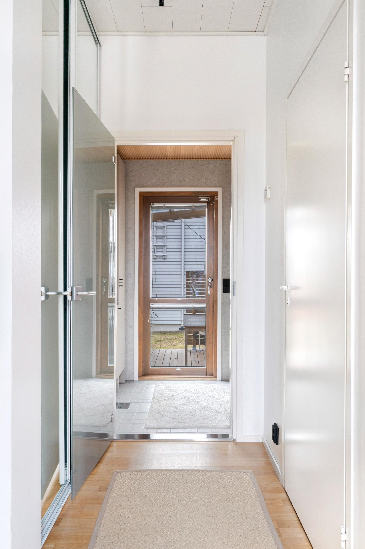 Käynti takapihalle myös kylpyhuoneesta