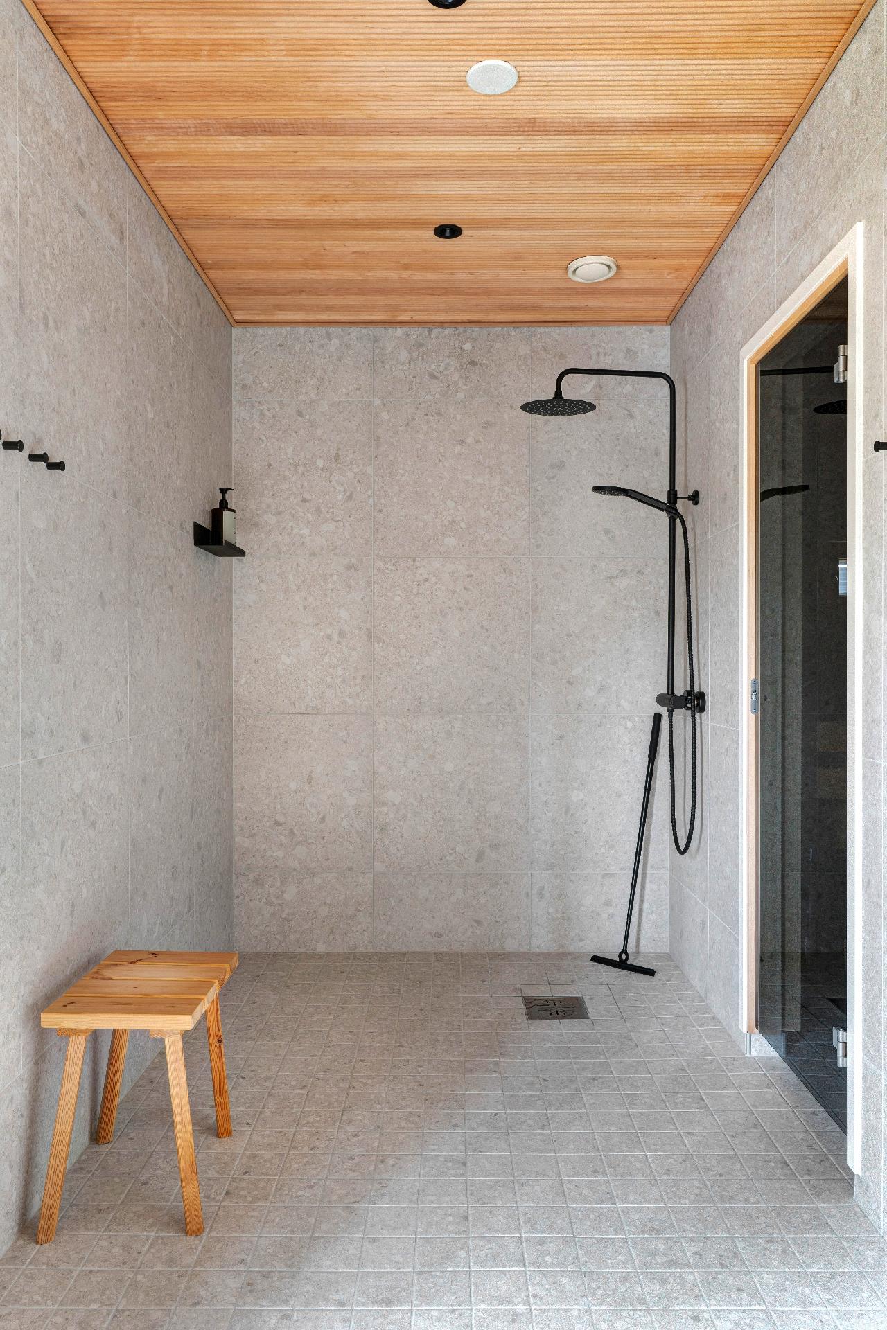 Alakerran kylpyhuone